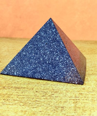 Pirámide de orgonita pura con SHUNGUIT y TURMALINA NEGRA.