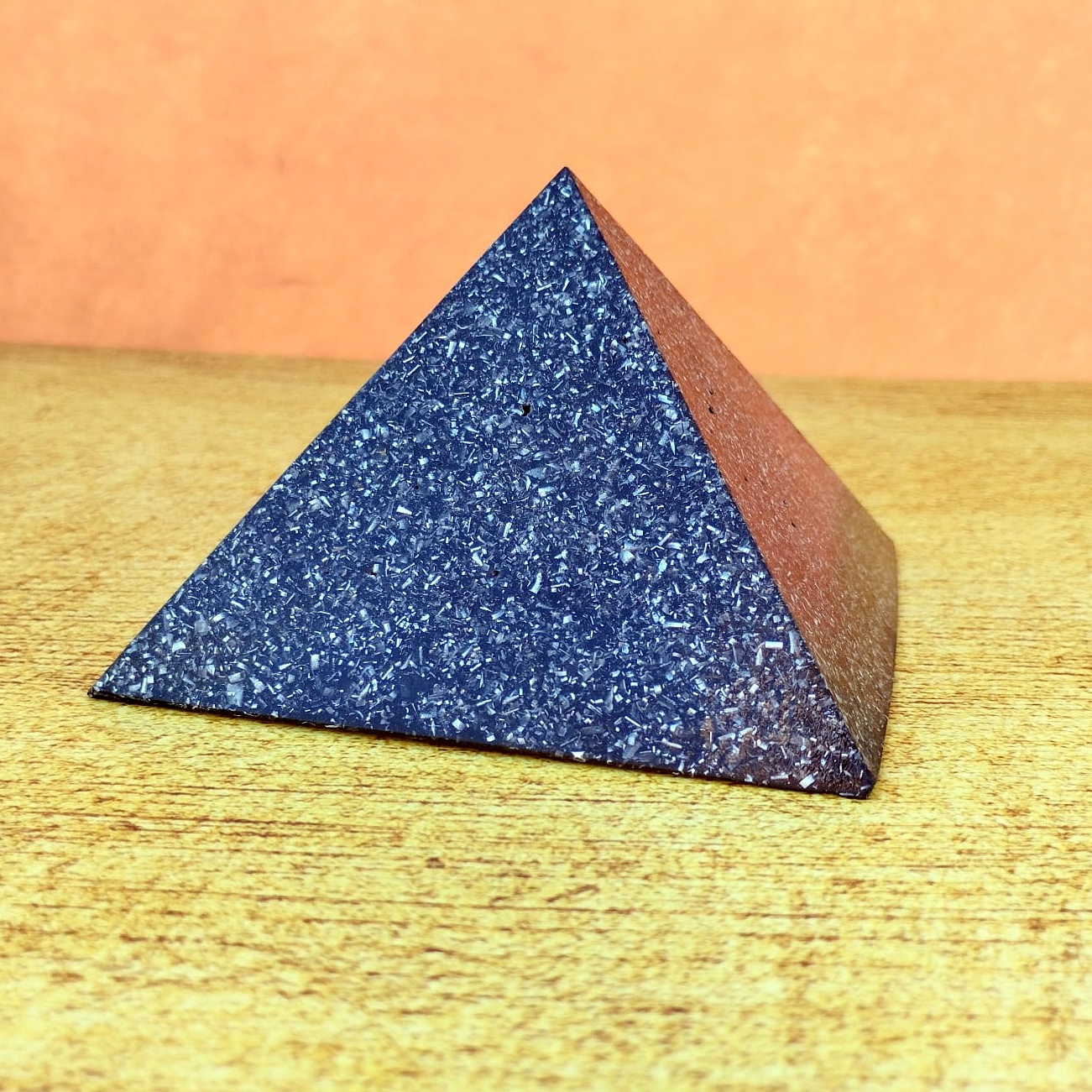 Pirámide de orgonita pura con SHUNGUIT y TURMALINA NEGRA. Pirámide de orgonita pura con SHUNGUIT y TURMALINA NEGRA.