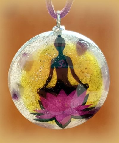 Colgante de orgonita meditación y flor de loto con AMATISTA.