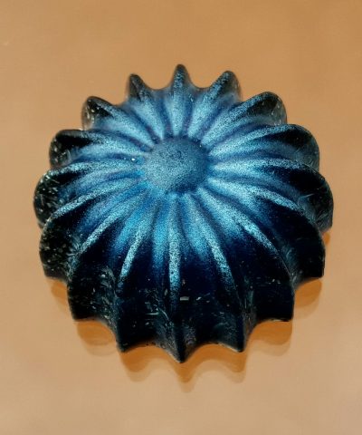 Mini orgonita radial enriquecida y pigmentada en azul.