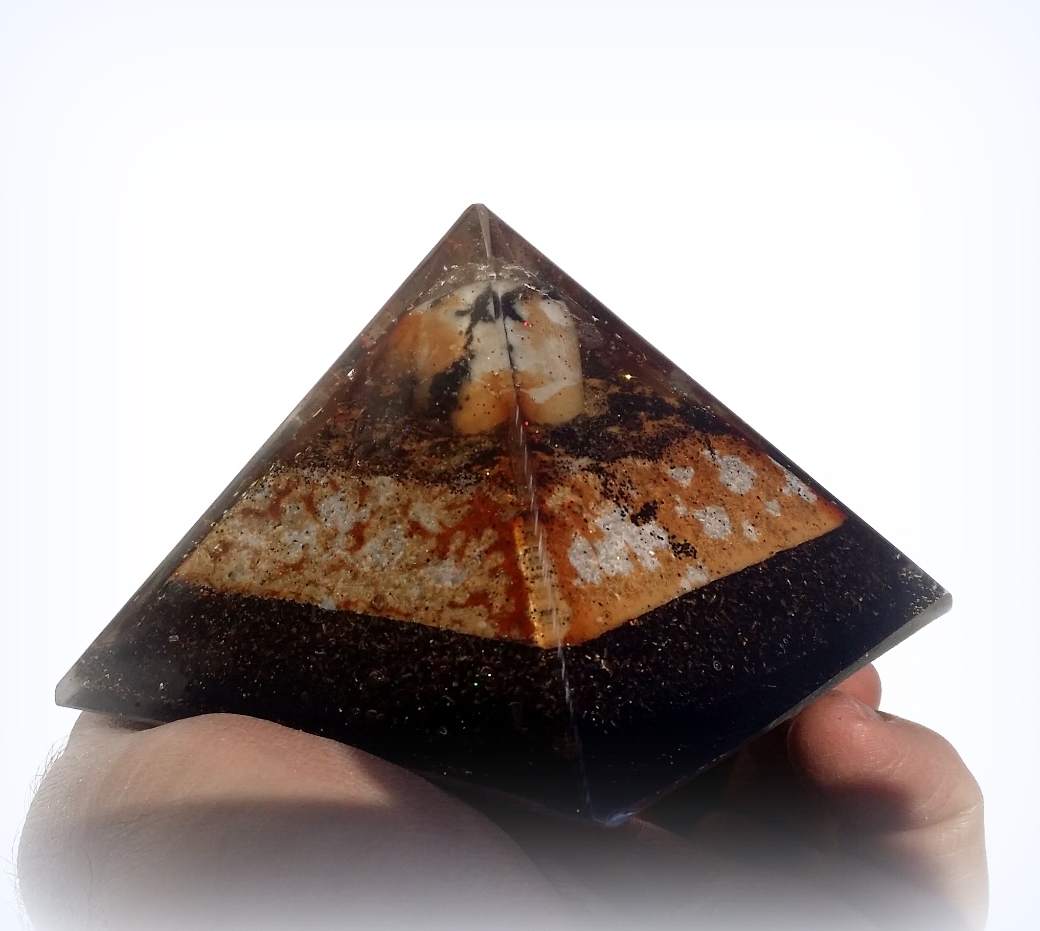 Pirámide de orgonita con HOWLITA
