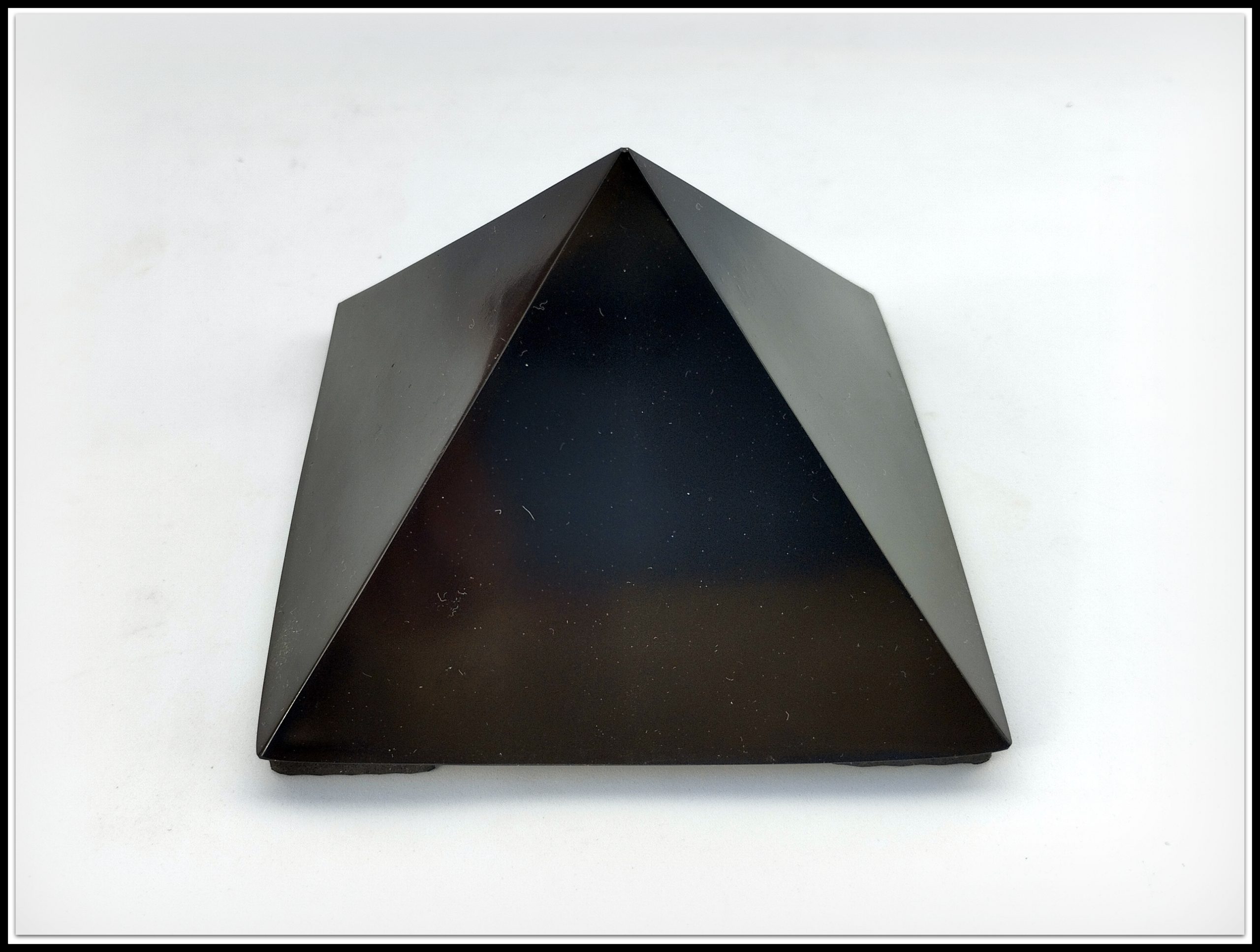 Pirámide de orgonita pura 100 % negra con SHUNGUIT y TURMALINA NEGRA