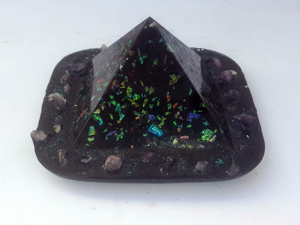 Pirámide de orgonita negra pura con puntas de AMATISTA