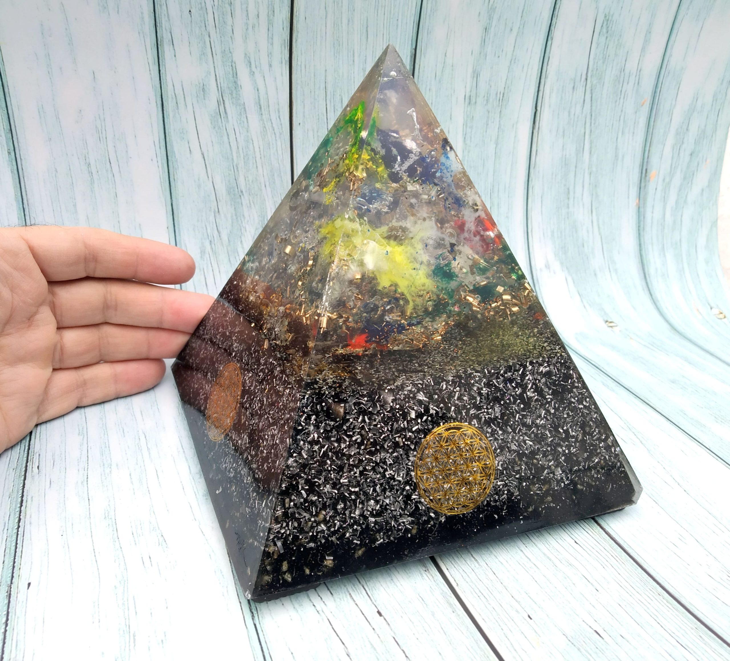 Pirámide orgonita grande con cúspide colorida