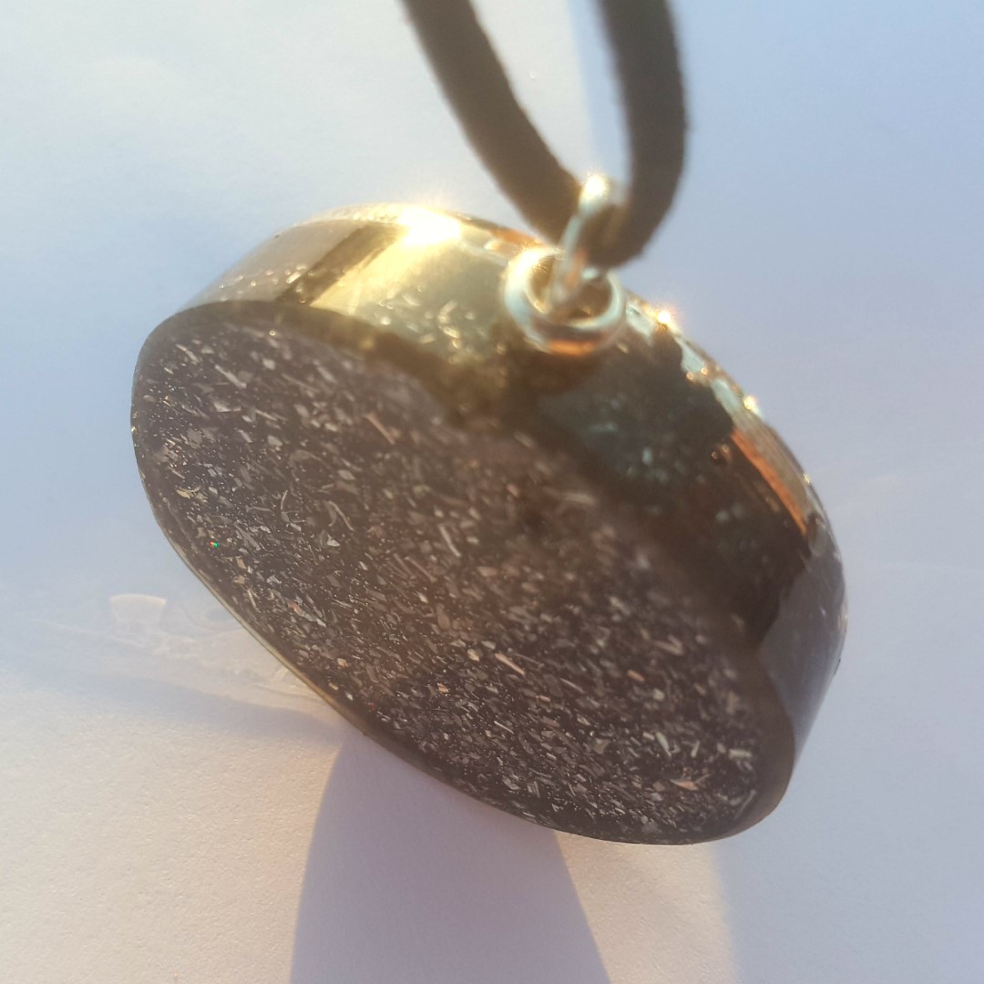 Colgante de orgonita con símbolo OM y cenefa metálica con TURMALINA NEGRA y SHUNGITE