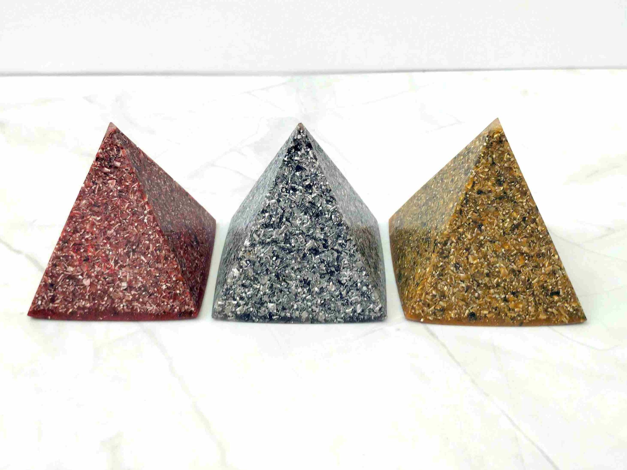 Pirámide de orgonita pura pequeña electronite auténtico