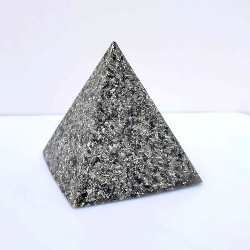 Pirámide de orgonita pura pequeña electronite