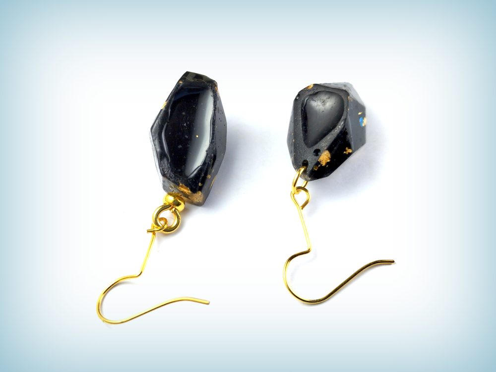 Pendientes de orgonita negro y oro con facetado irregular