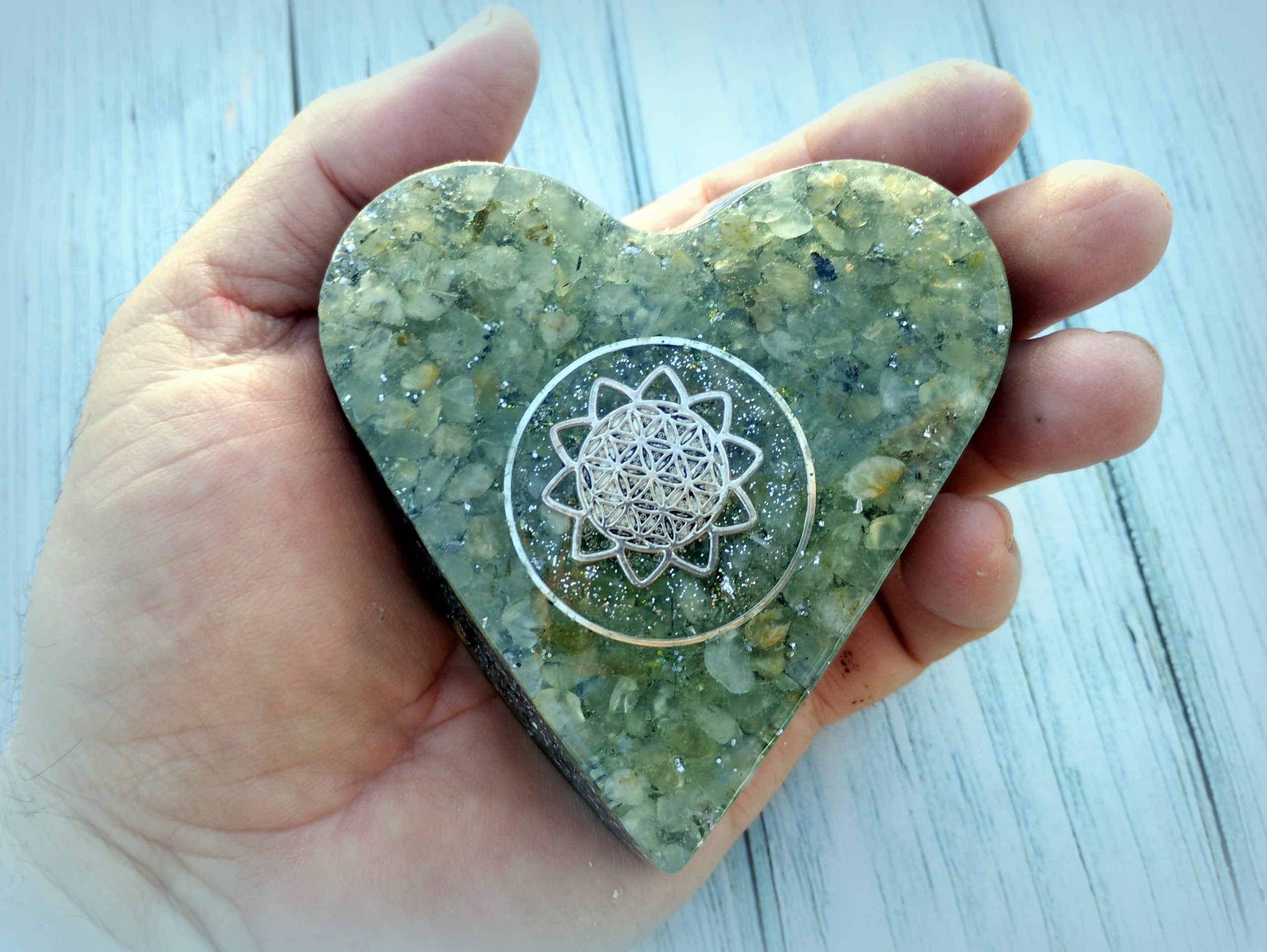 Orgonita corazón flor de la Vida con PREHNITA