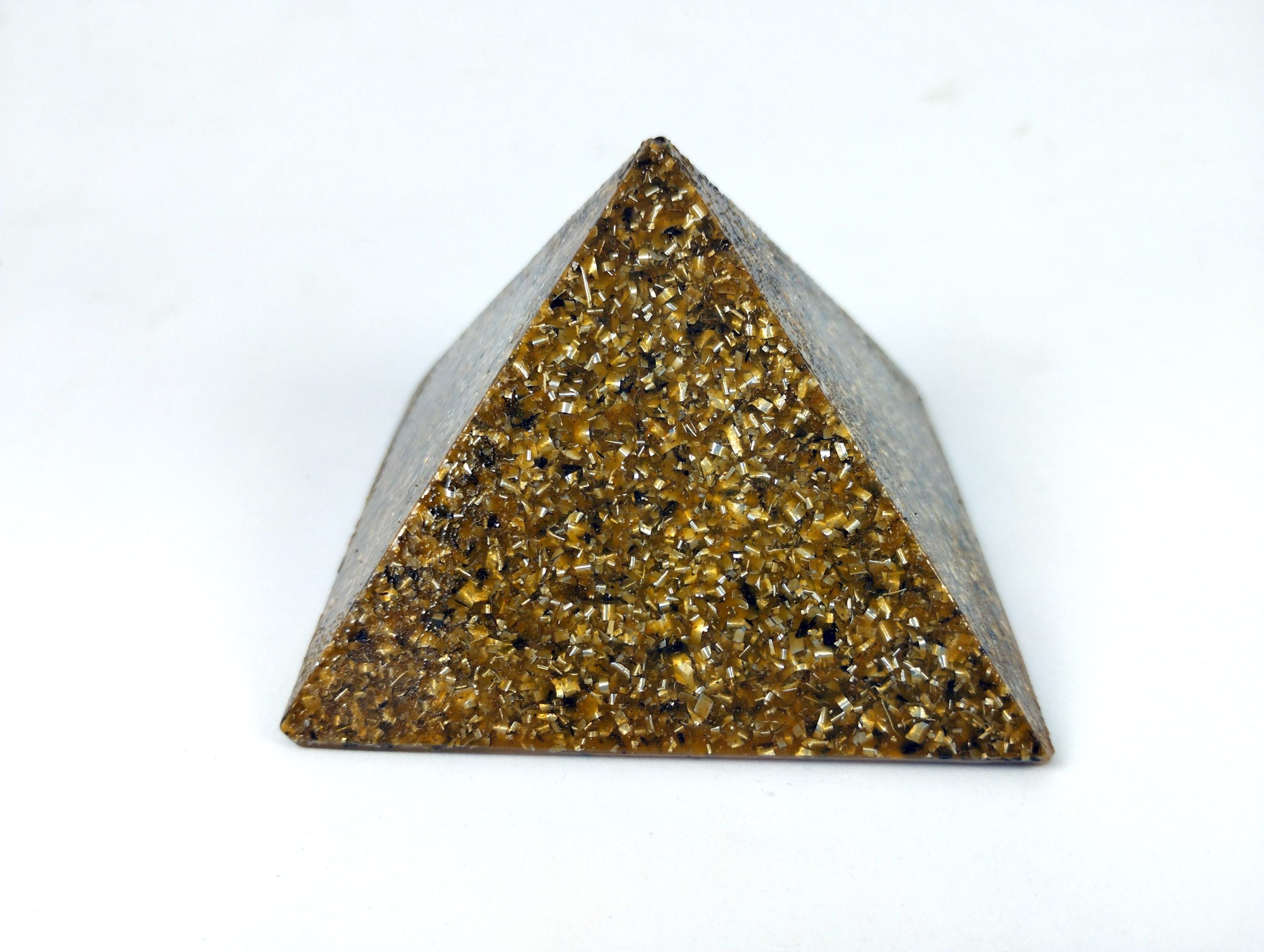 Pirámide de orgonita pura color ocre