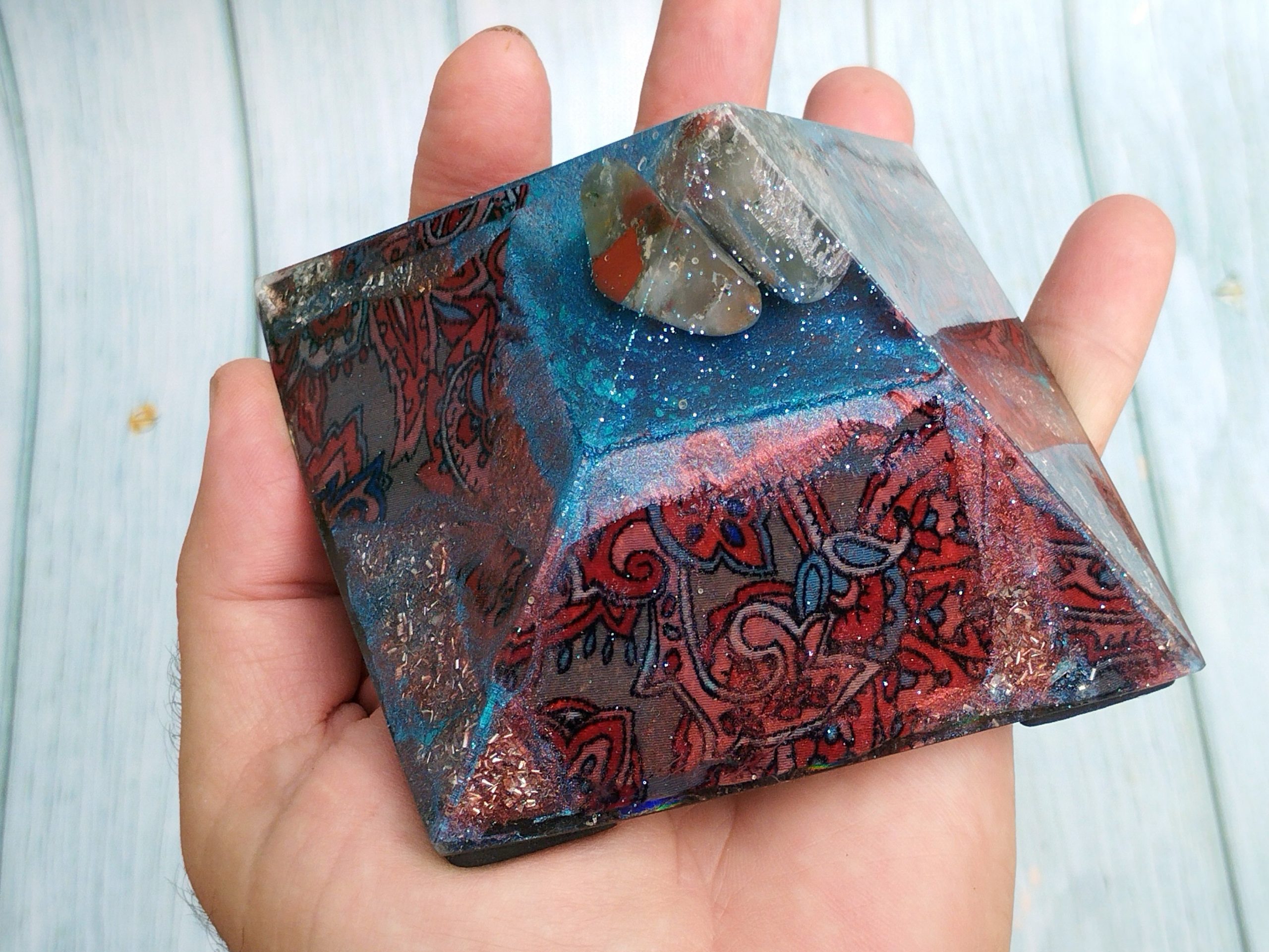 Pirámide de orgonita con rodados de HELIOTROPO