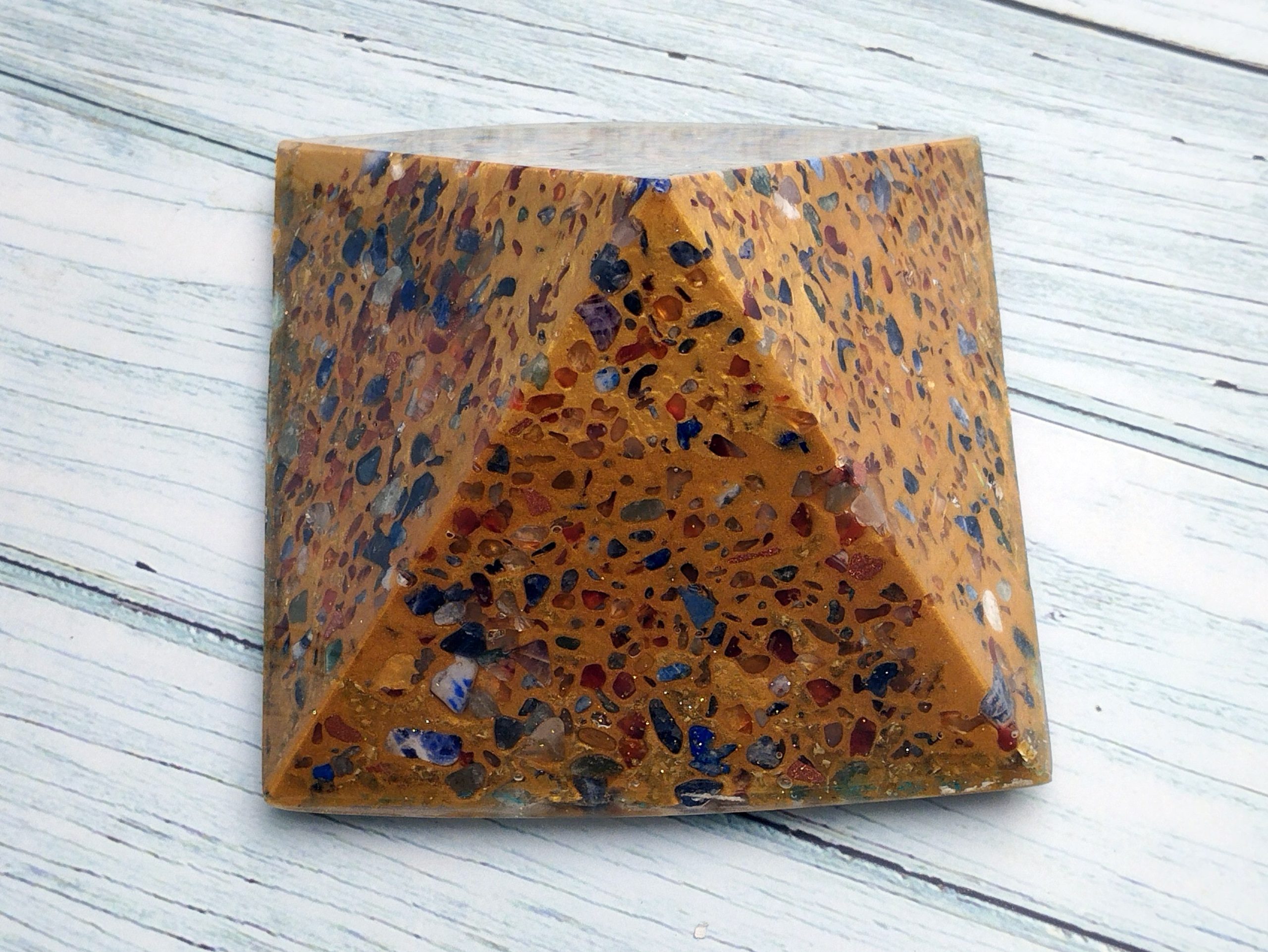 Pirámide de orgonita dorada MULTIGEMAS