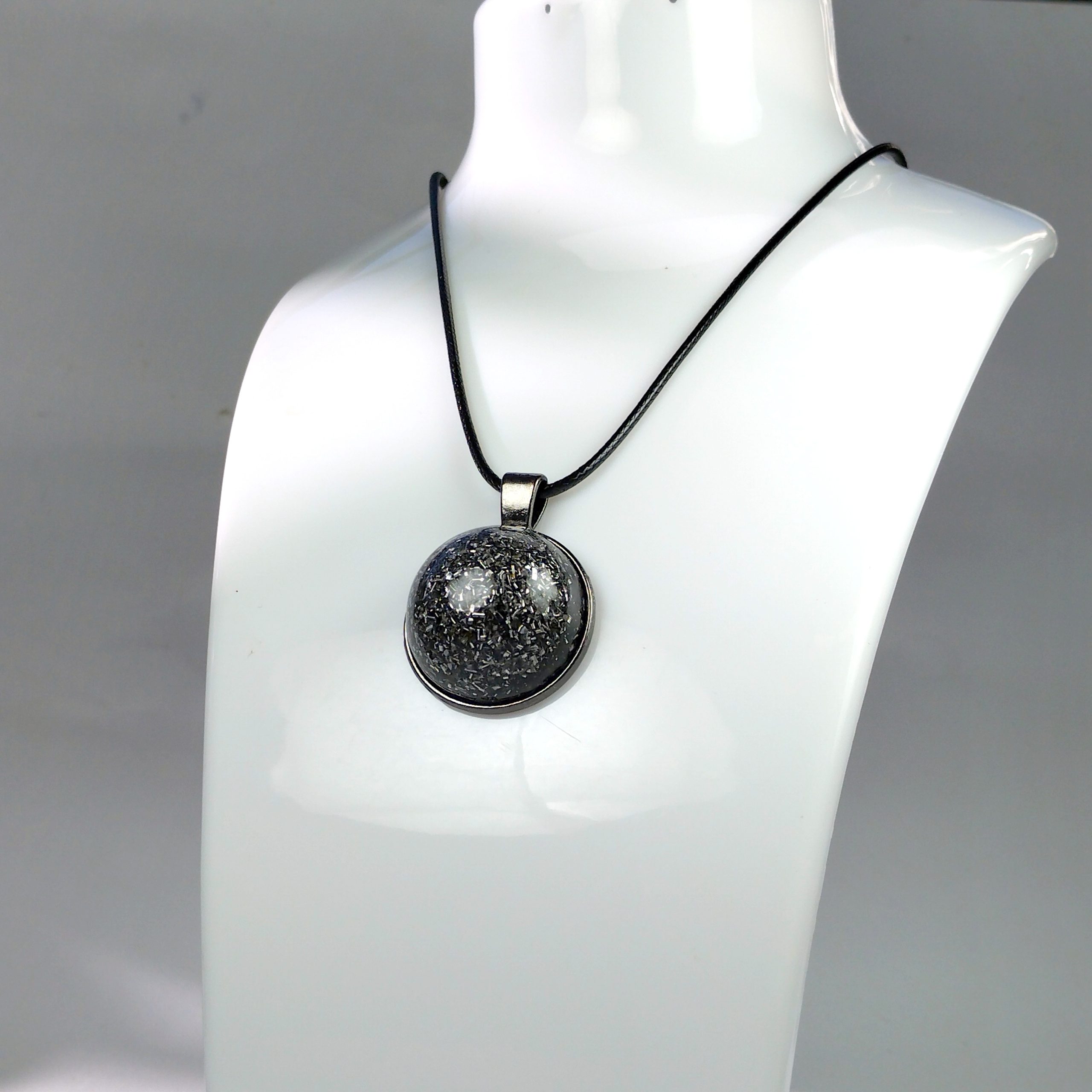 Colgante de orgonita con TURMALINA NEGRA y SHUNGIT.