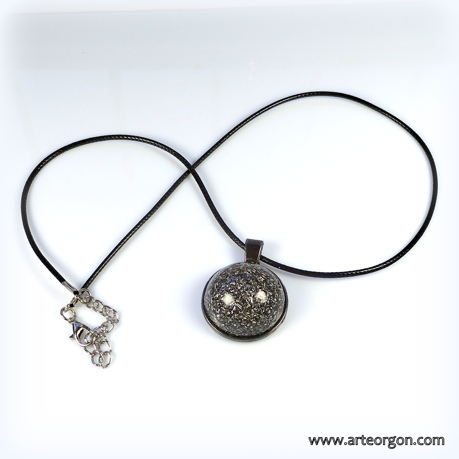 Colgante de orgonita con TURMALINA NEGRA y SHUNGIT.