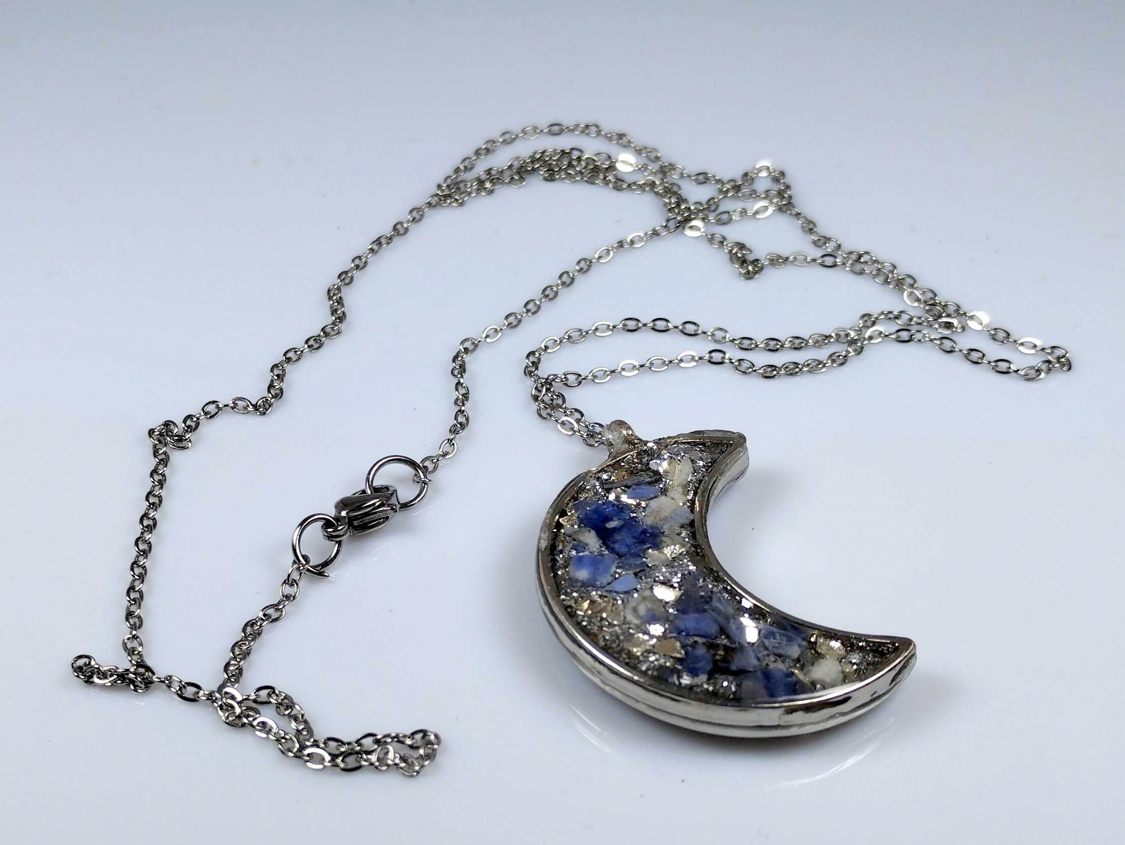 Colgante de orgonita media luna con sodalita