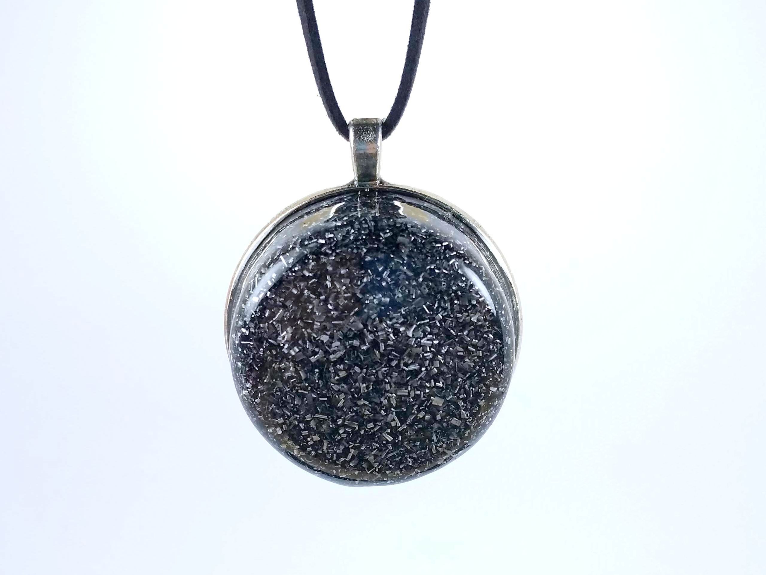 Colgante de orgonita con TURMALINA NEGRA y SHUNGIT.