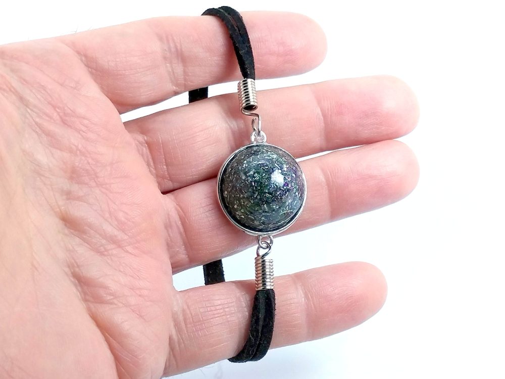 Pulsera de orgonita pura o electronite con cordón vegano adaptable.