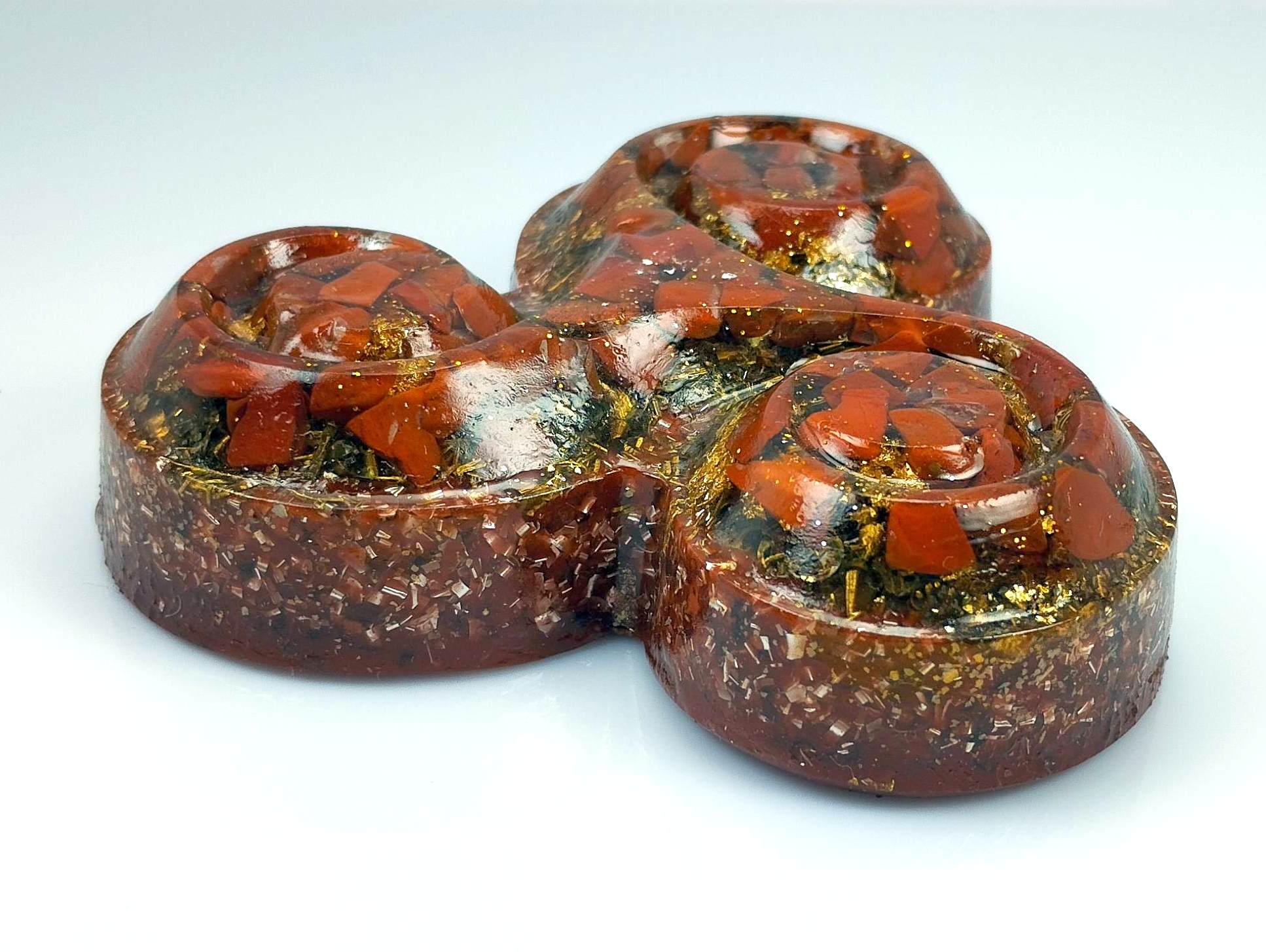 Trisquel de orgonita con JASPE ROJO