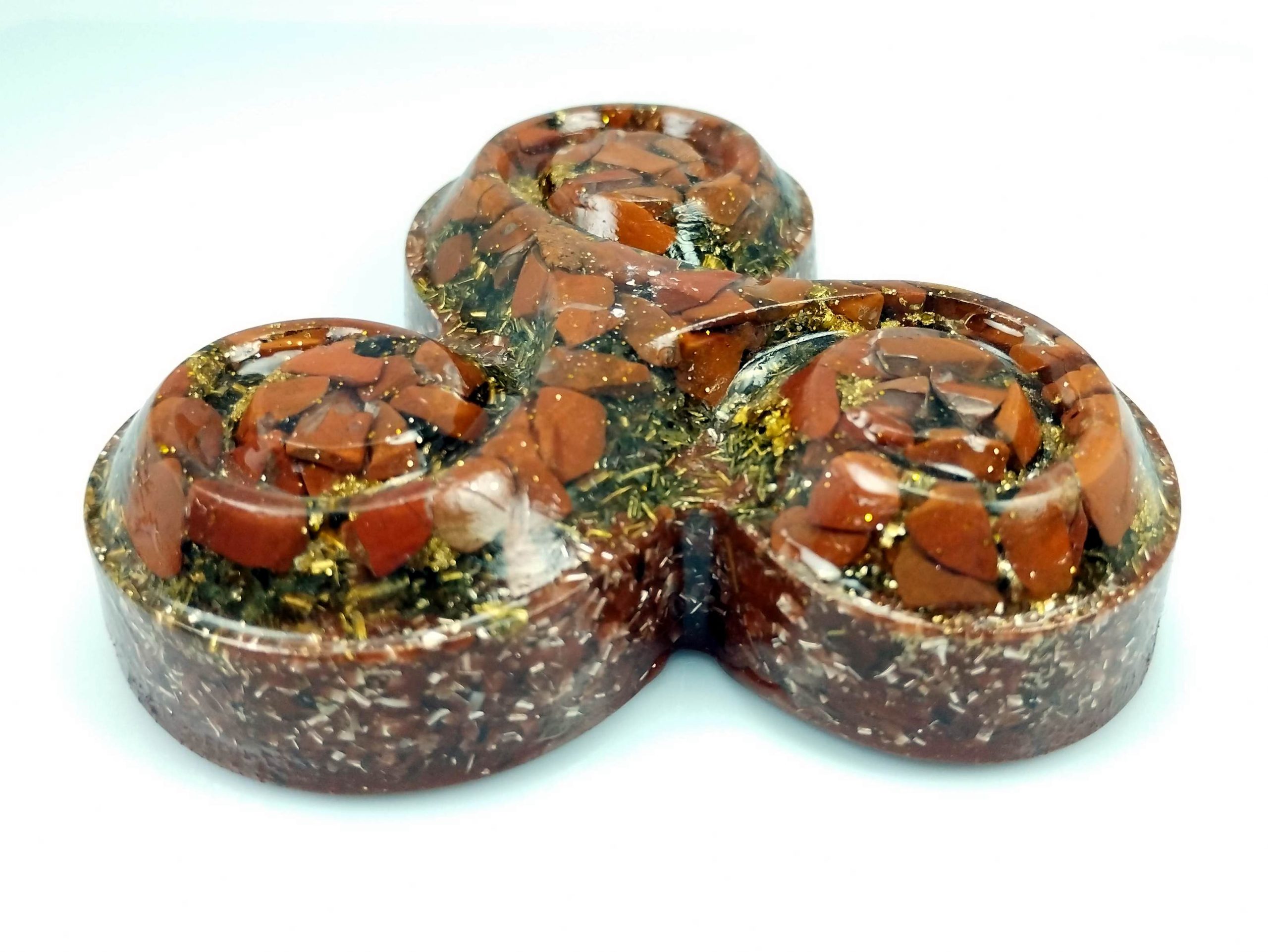 Trisquel de orgonita con JASPE ROJO