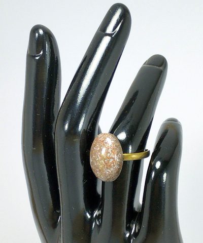 Anillo de orgonita pura ovalado.
