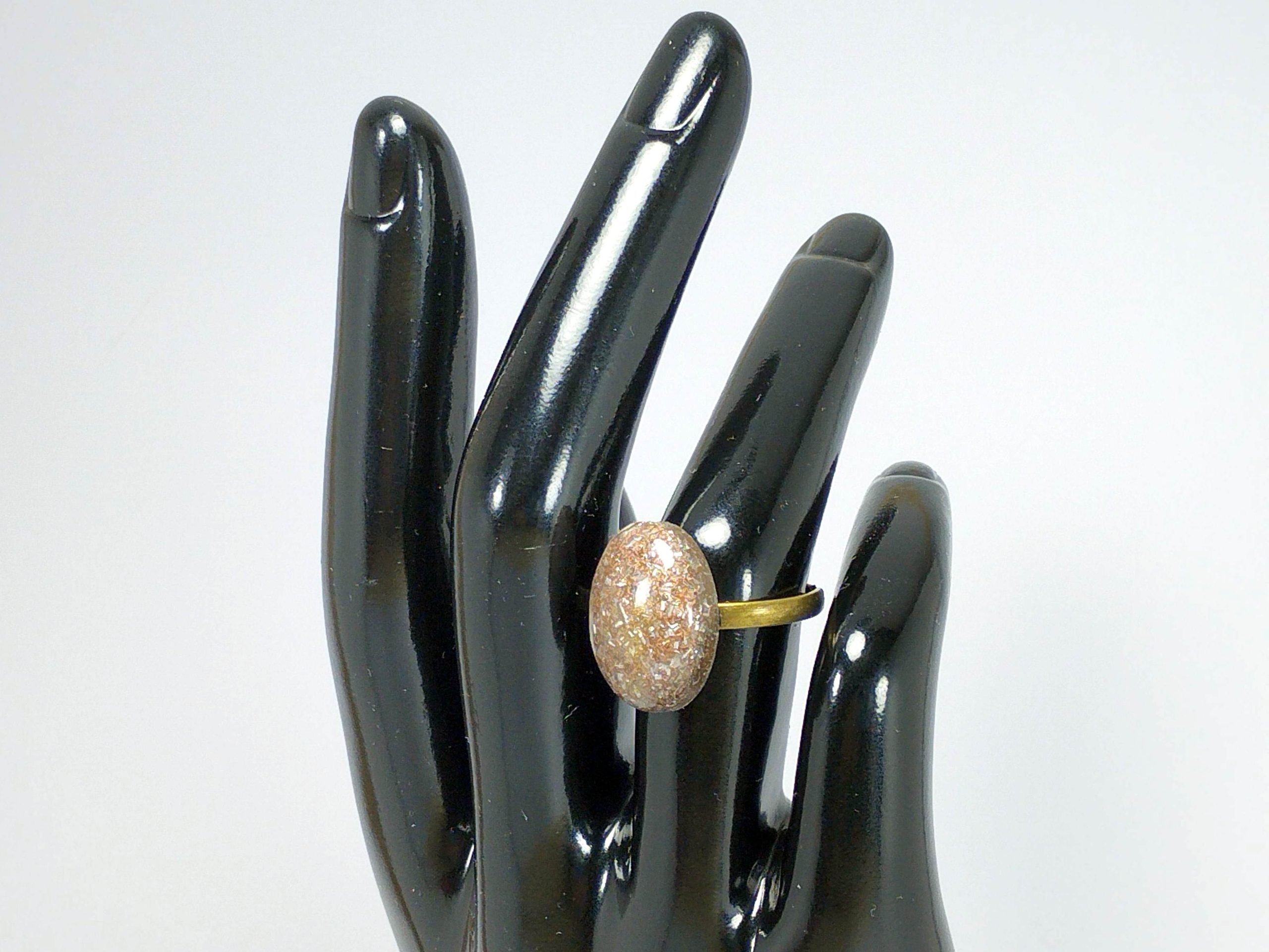 Anillo de orgonita pura ovalado.