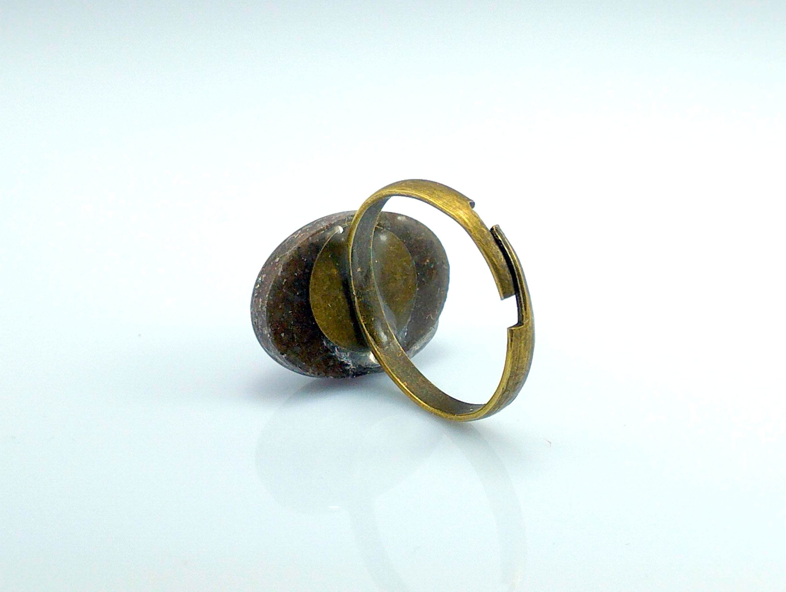 Anillo de orgonita pura ovalado.