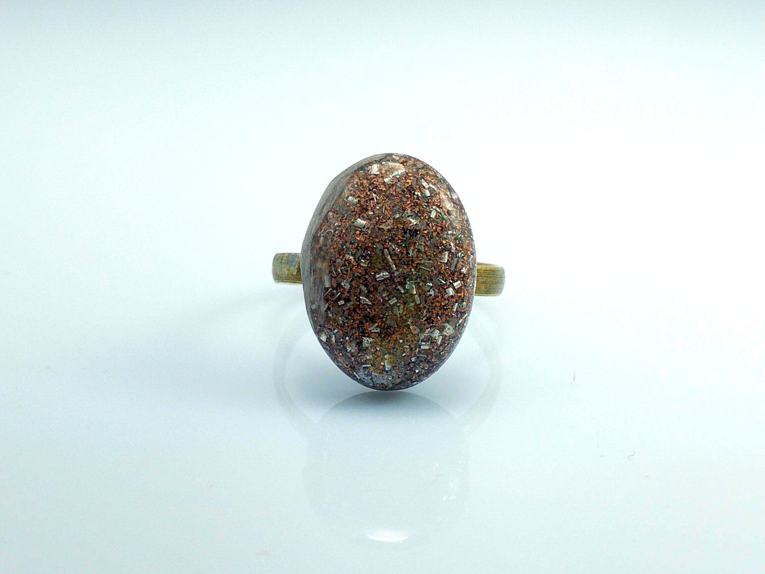 Anillo de orgonita pura ovalado.