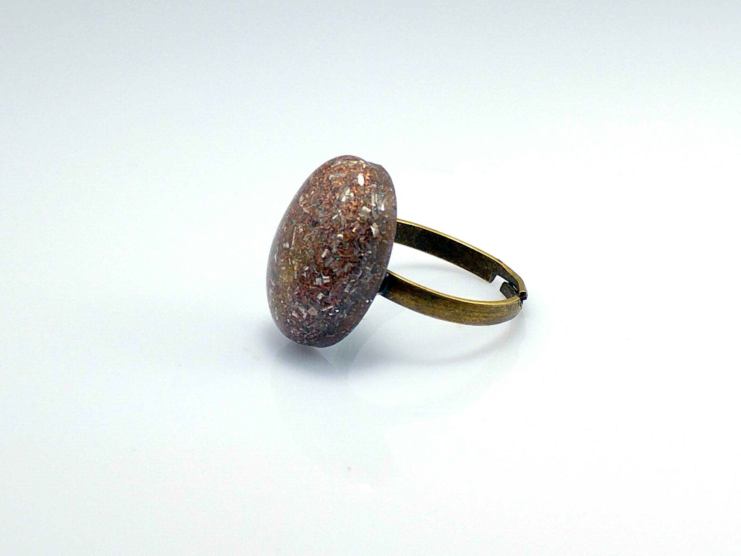 Anillo de orgonita pura ovalado.