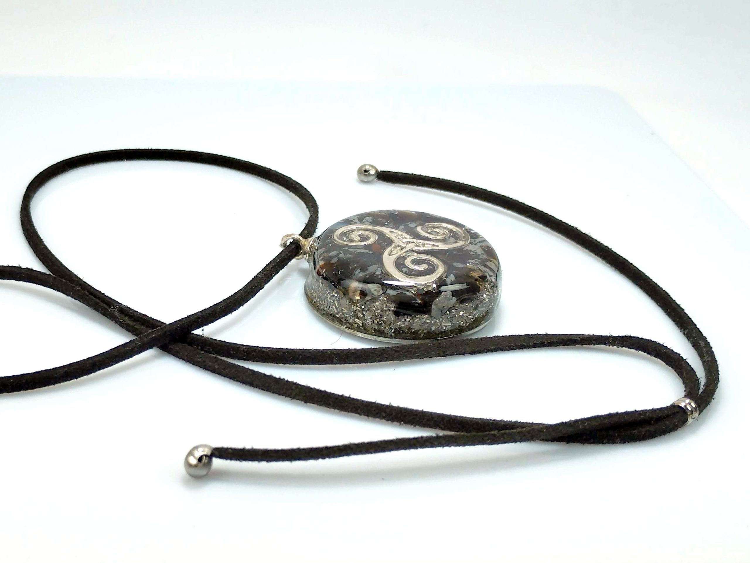 Colgante orgonita trisquel o triskel con OBSIDIANA NEVADA