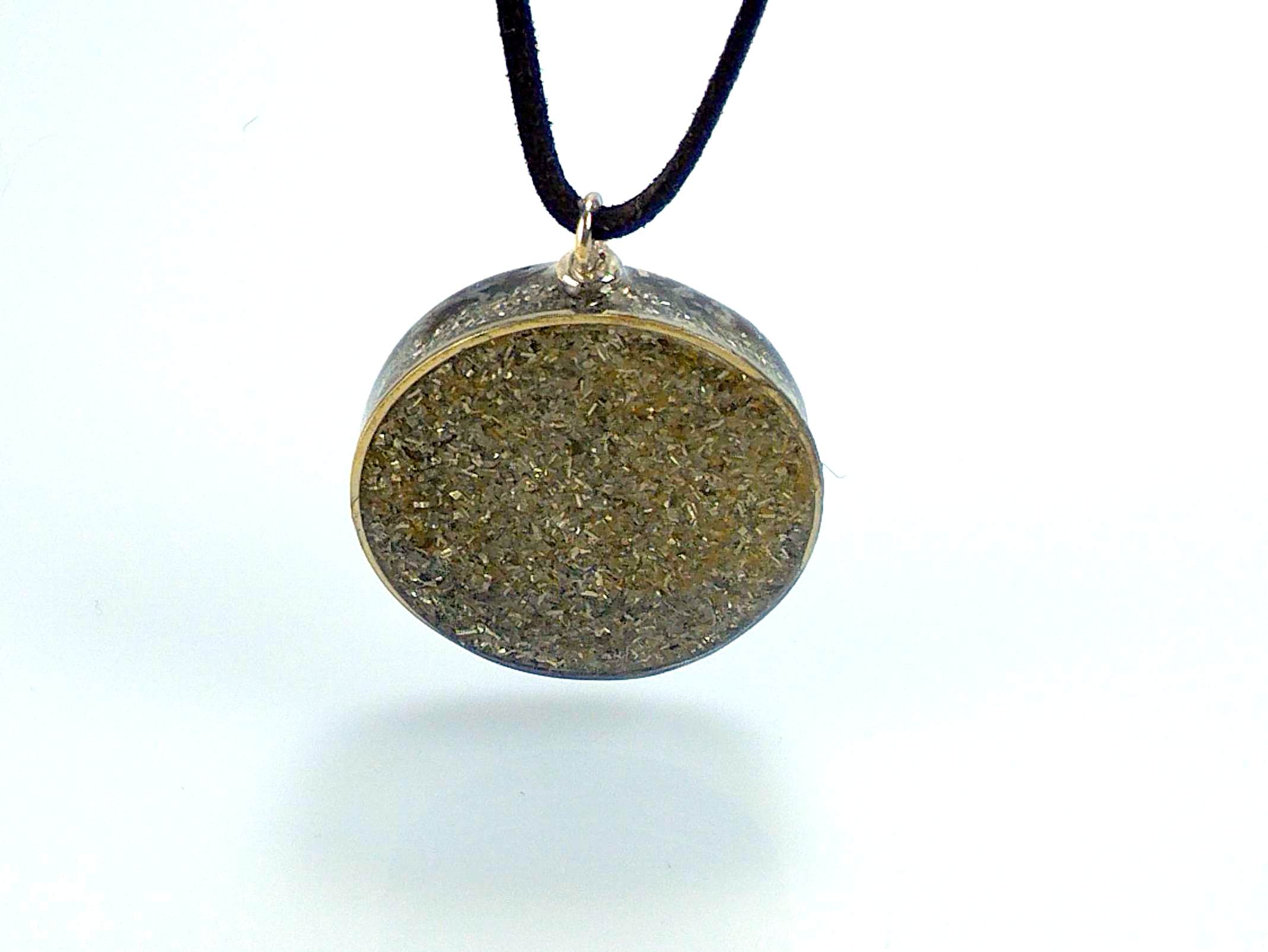 Colgante orgonita trisquel o triskel con OBSIDIANA NEVADA