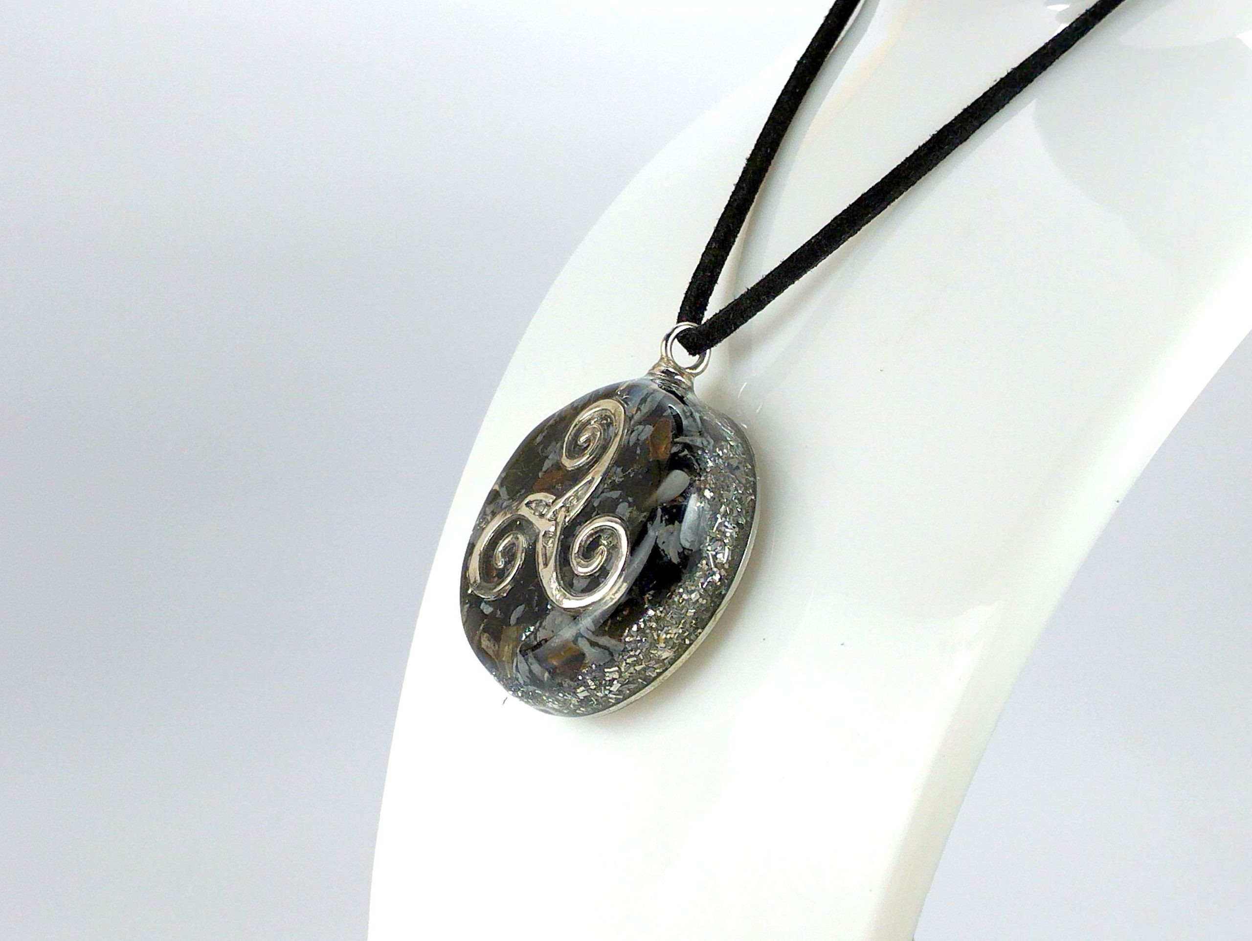 Colgante orgonita trisquel o triskel con OBSIDIANA NEVADA