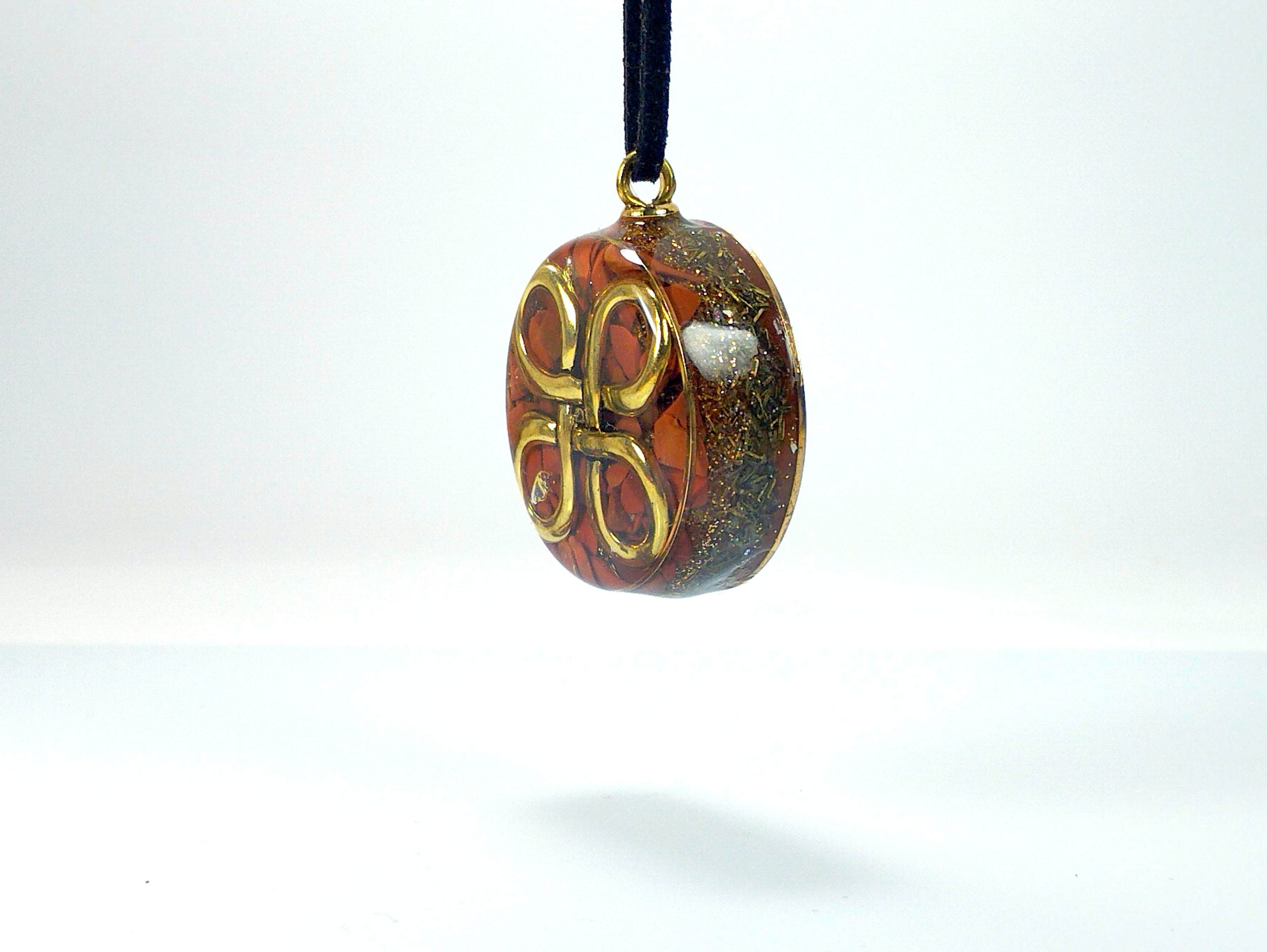 Colgante de orgonita nudo Bowen con JASPE ROJO