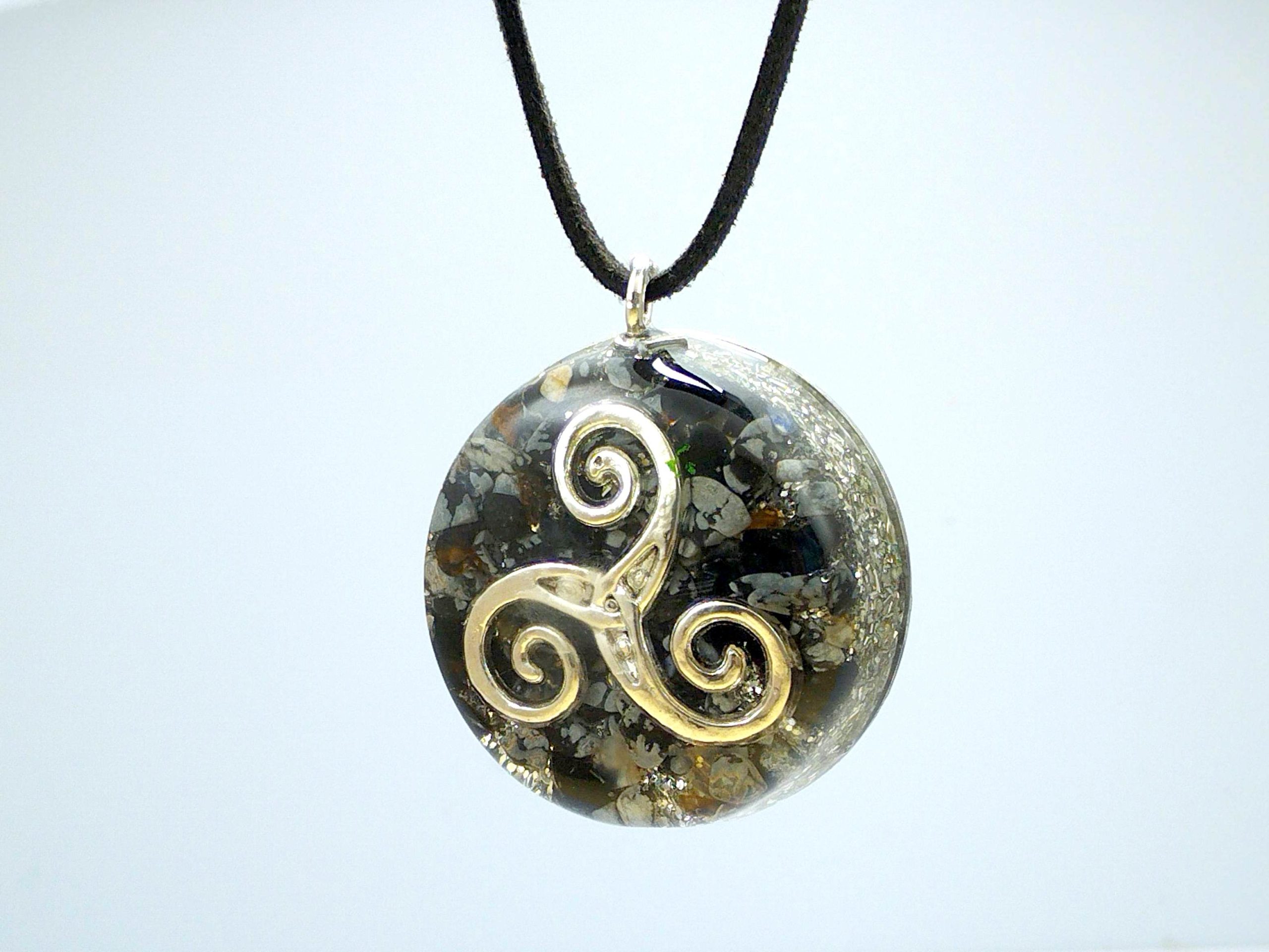 Colgante orgonita trisquel o triskel con OBSIDIANA NEVADA