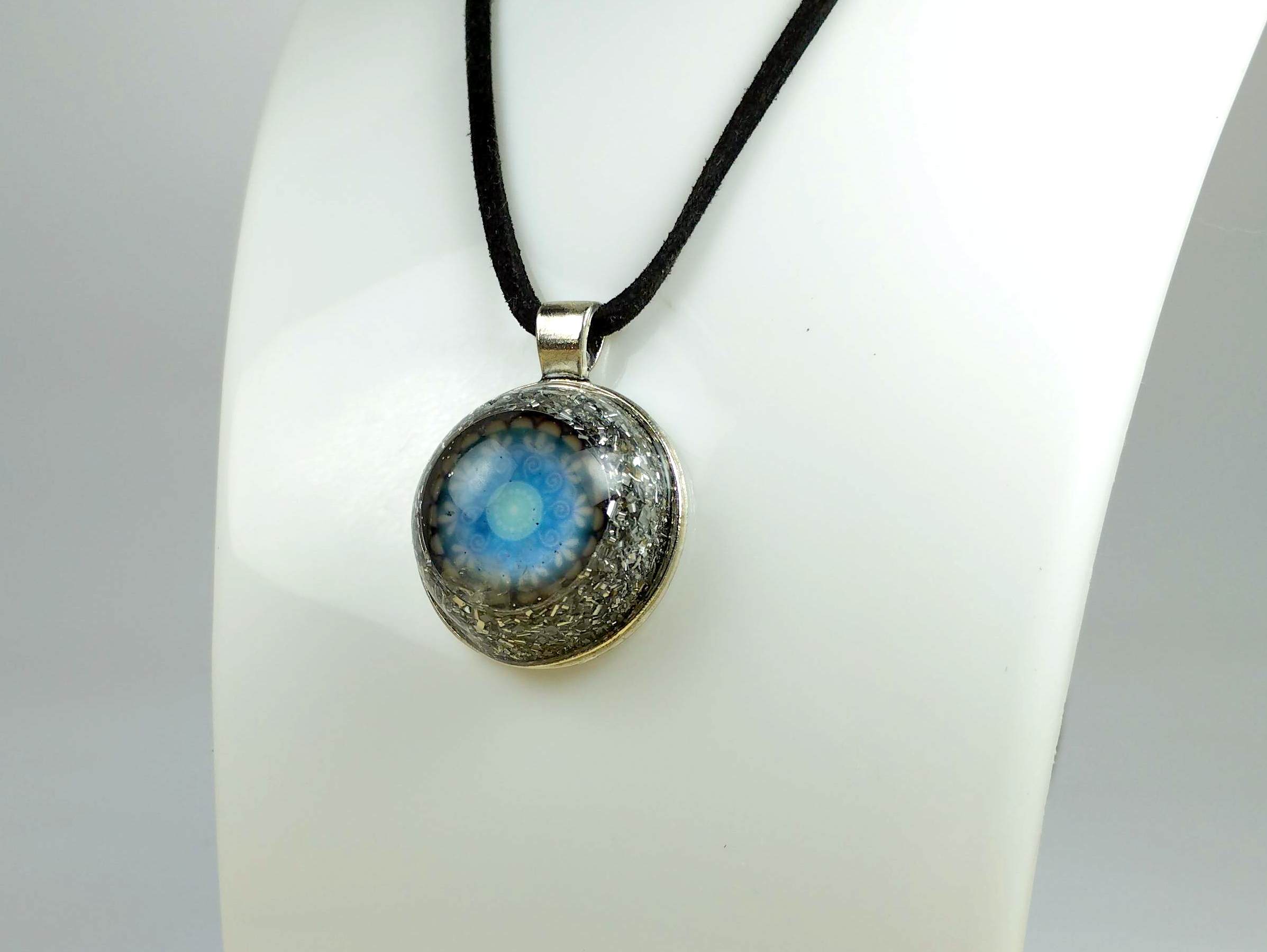 Colgante de orgonita con mandala azul