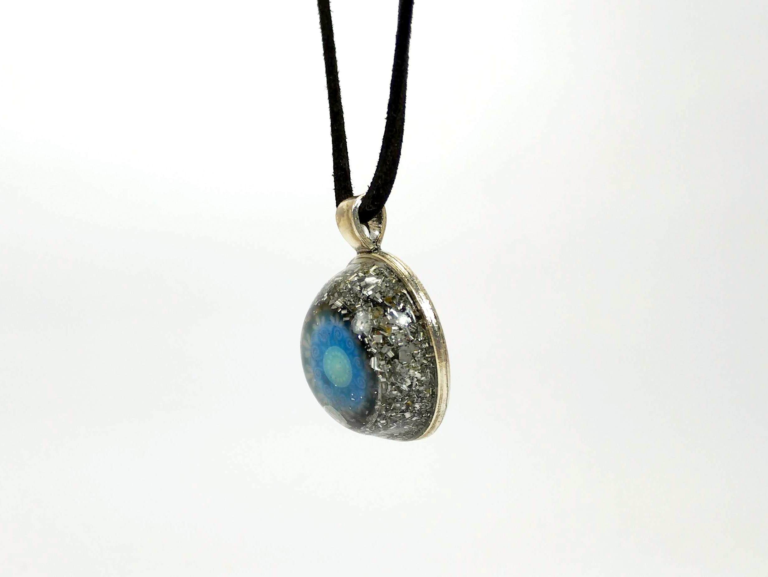 Colgante de orgonita con mandala azul