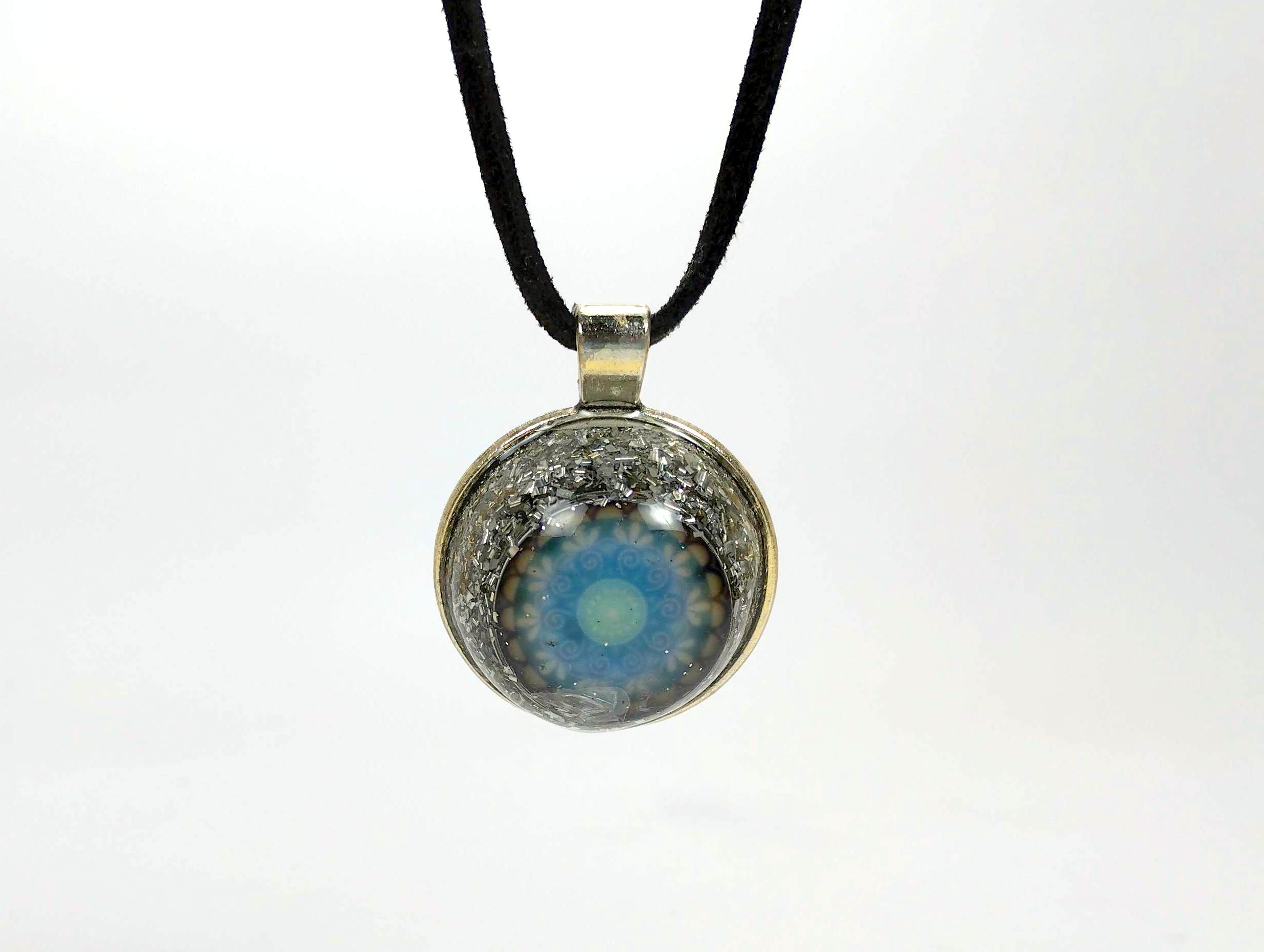 Colgante de orgonita con mandala azul