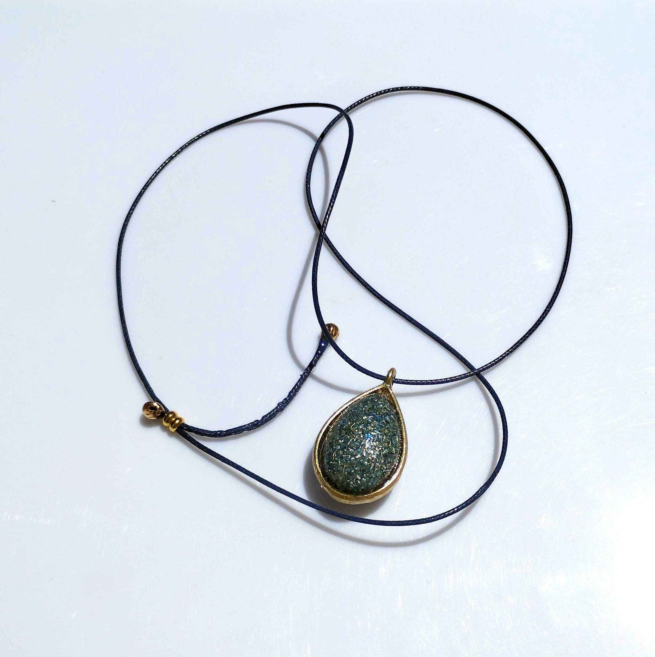 Colgante gota de orgonita pura