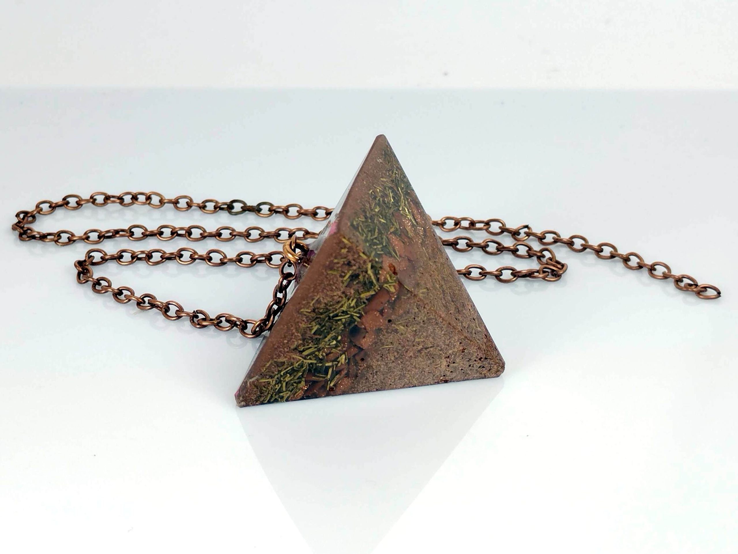 Orgonita péndulo piramidal con bronce, cobre y venturina.
