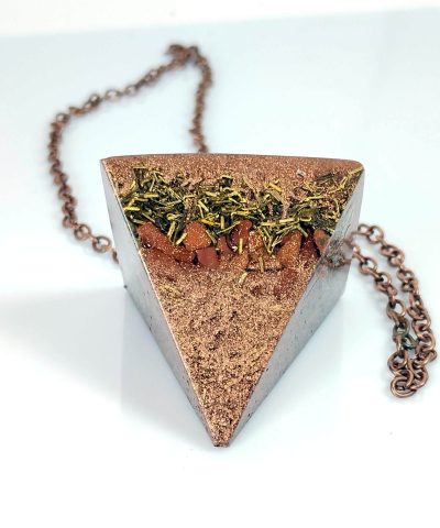 Orgonita péndulo piramidal con bronce, cobre y venturina.
