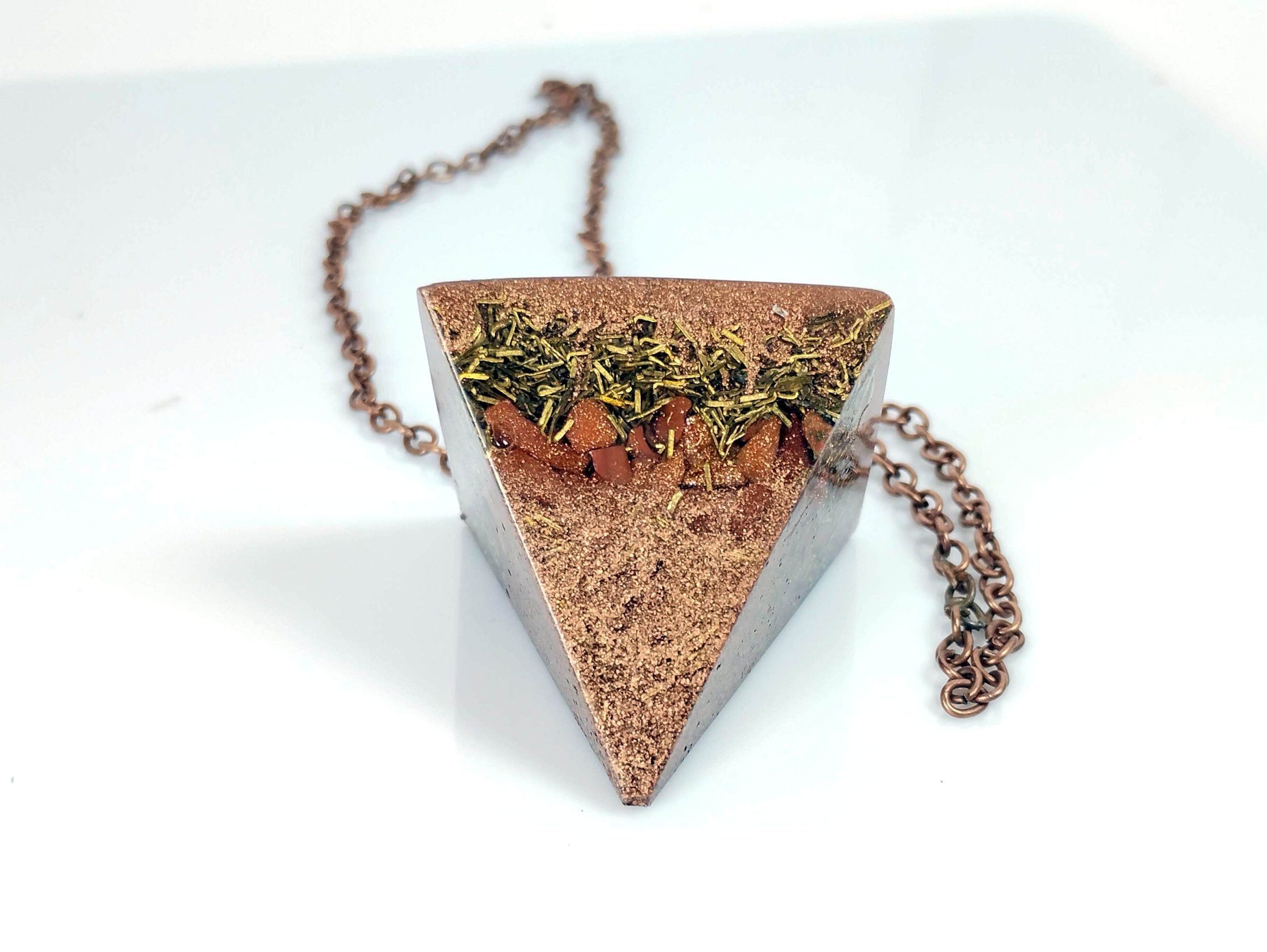 Orgonita péndulo piramidal con bronce, cobre y venturina.