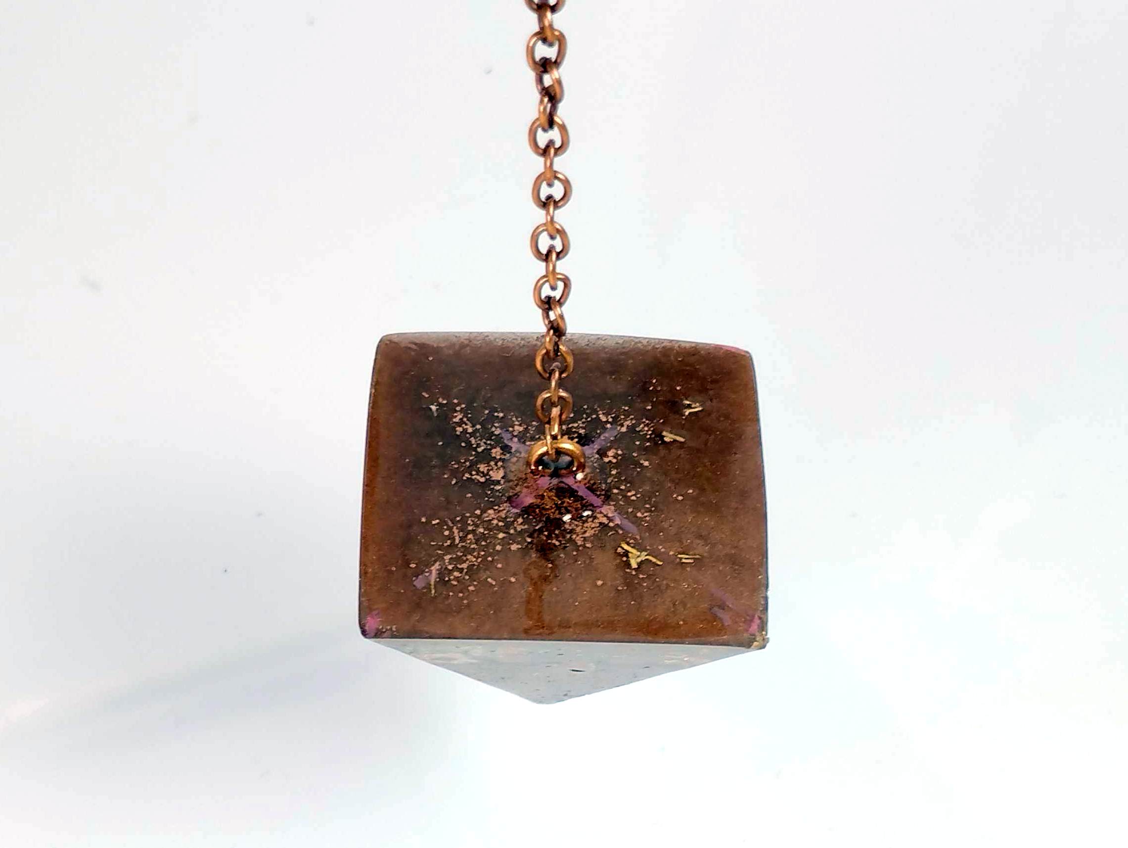 Orgonita péndulo piramidal con bronce, cobre y venturina.