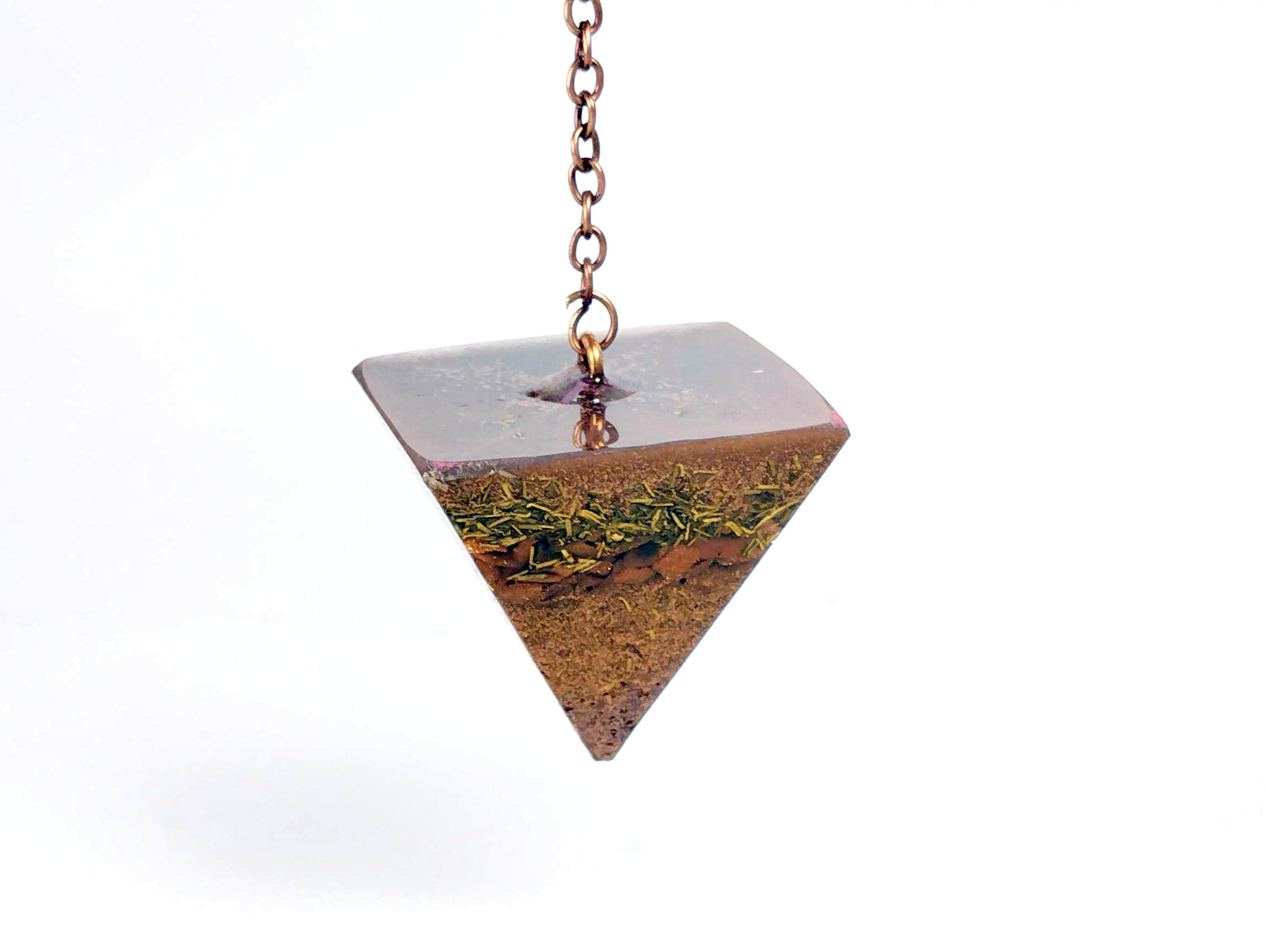 Orgonita péndulo piramidal con bronce, cobre y venturina.
