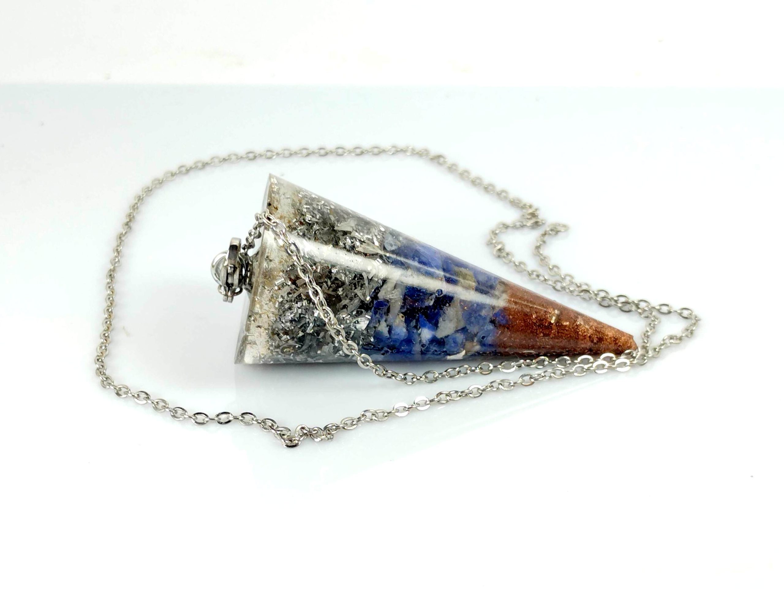 Péndulo cónico de orgonita con SODALITA