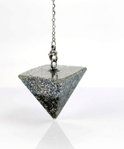Péndulo piramidal de orgonita con PIRITA.