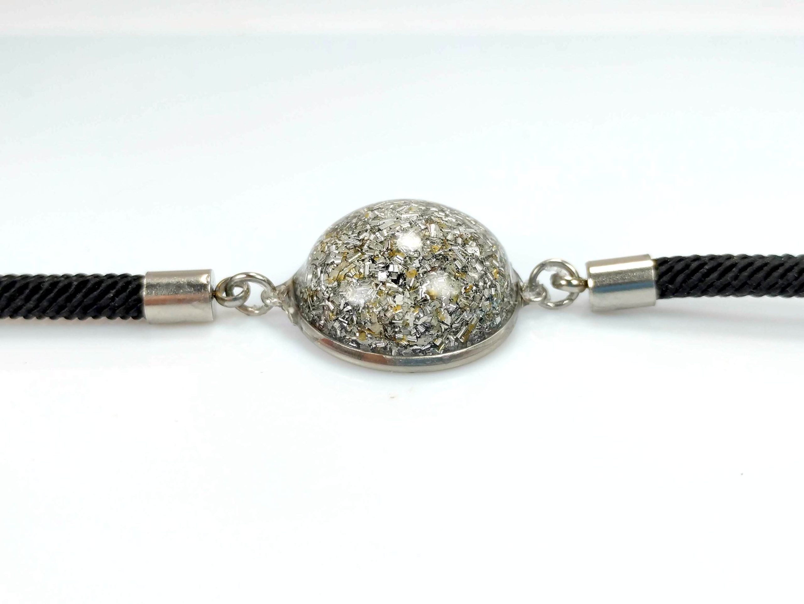 Pulsera de orgonita pura o electronite con cordón vegano adaptable.
