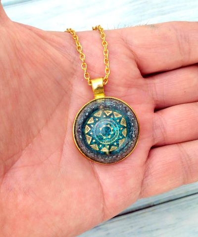 Colgante de orgonita verde azulada con mandala