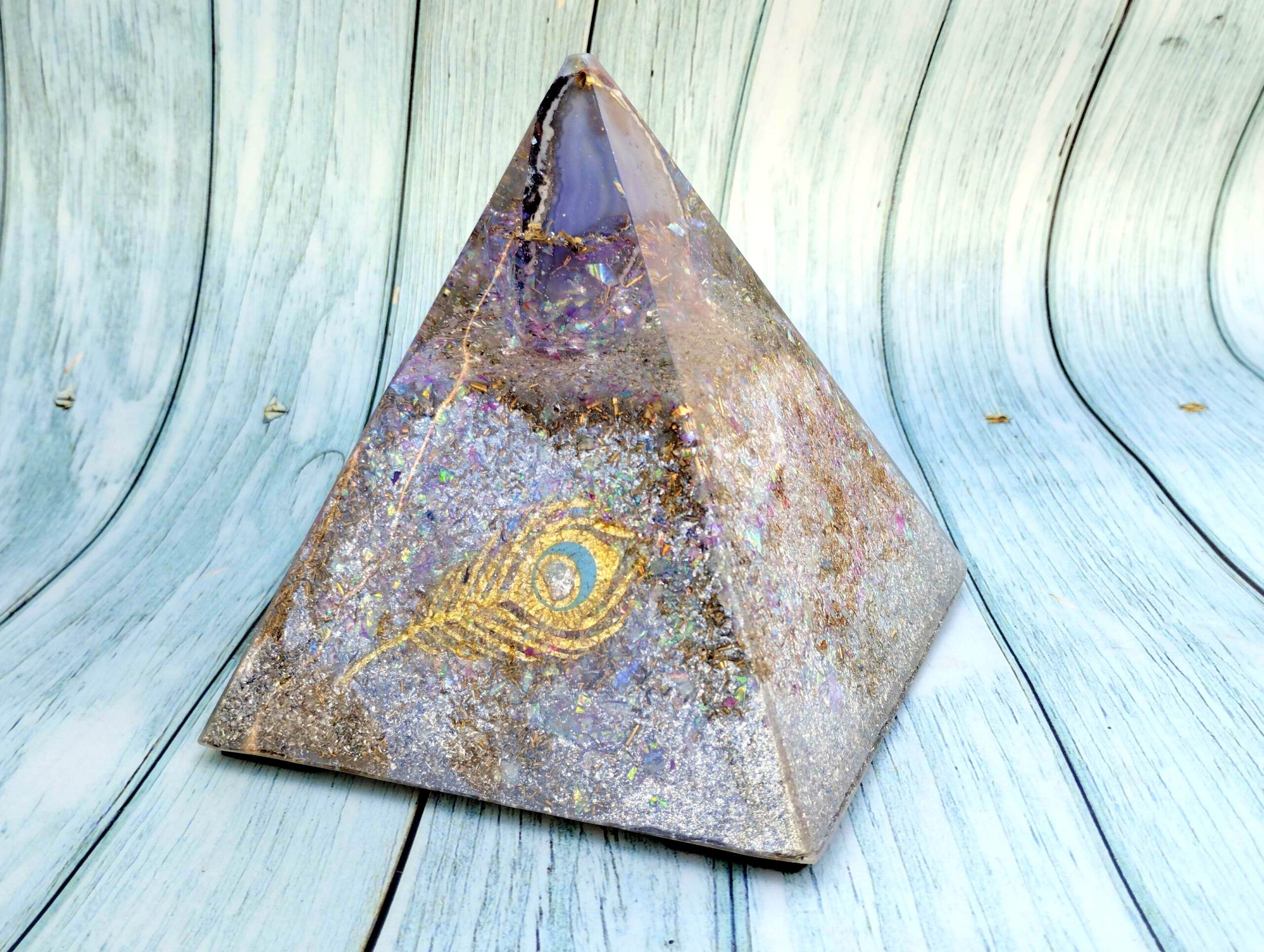 Pirámide de orgonita extra grande con lámina de geoda de ÁGATA