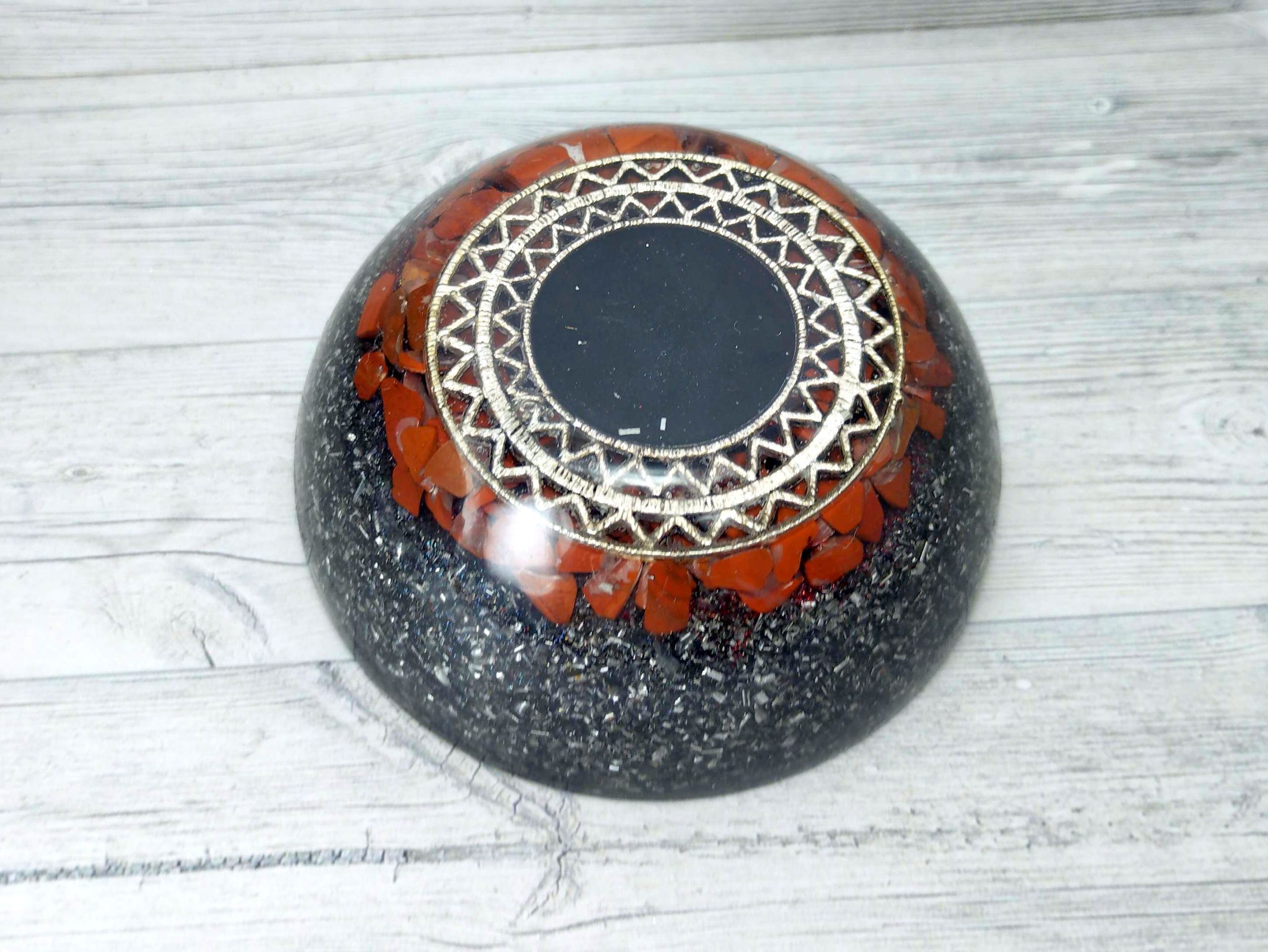 Domo de orgonita pura con TURMALINA NEGRA