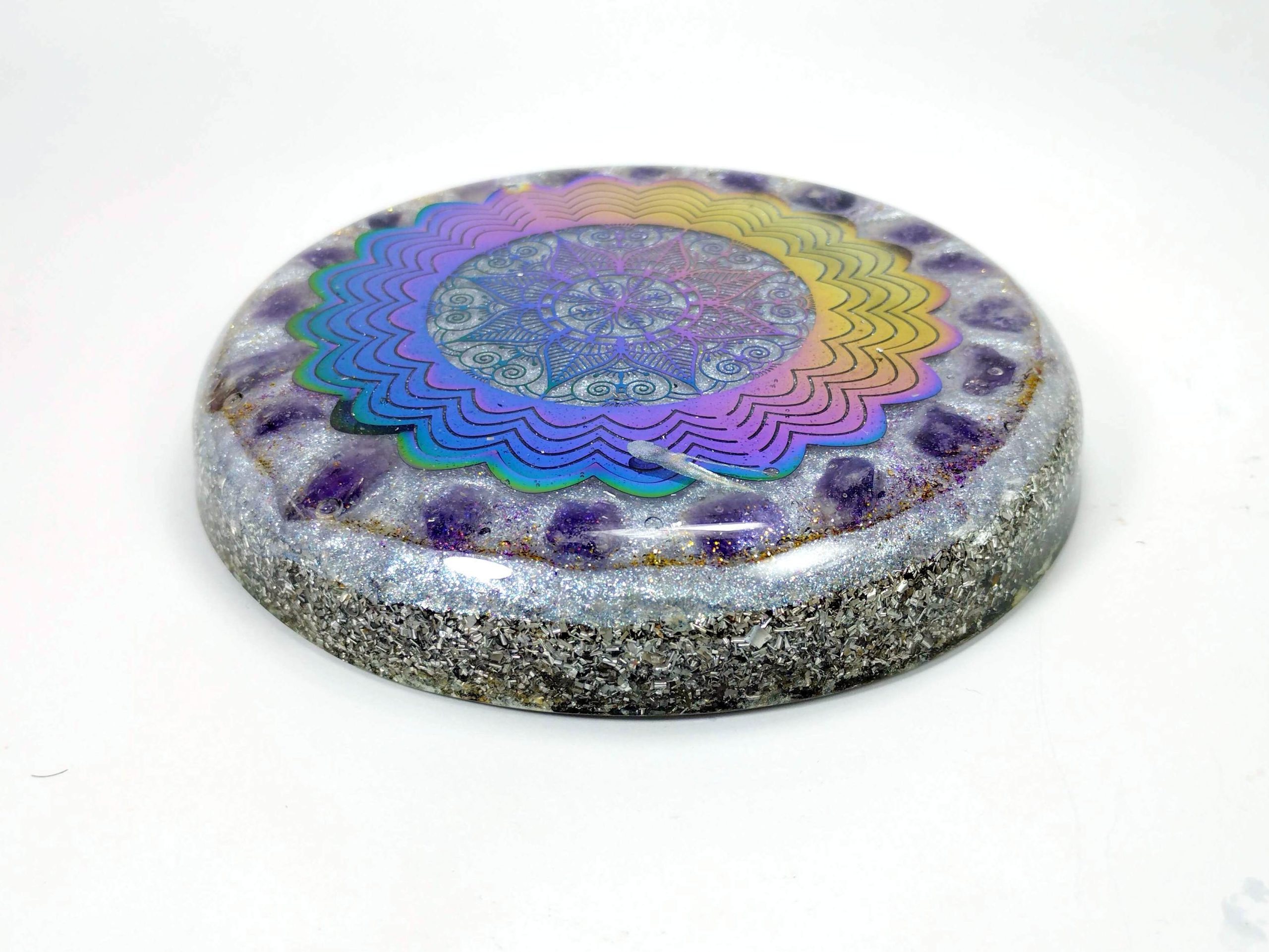 Plato de orgonita con AMATISTA y mandala metálico