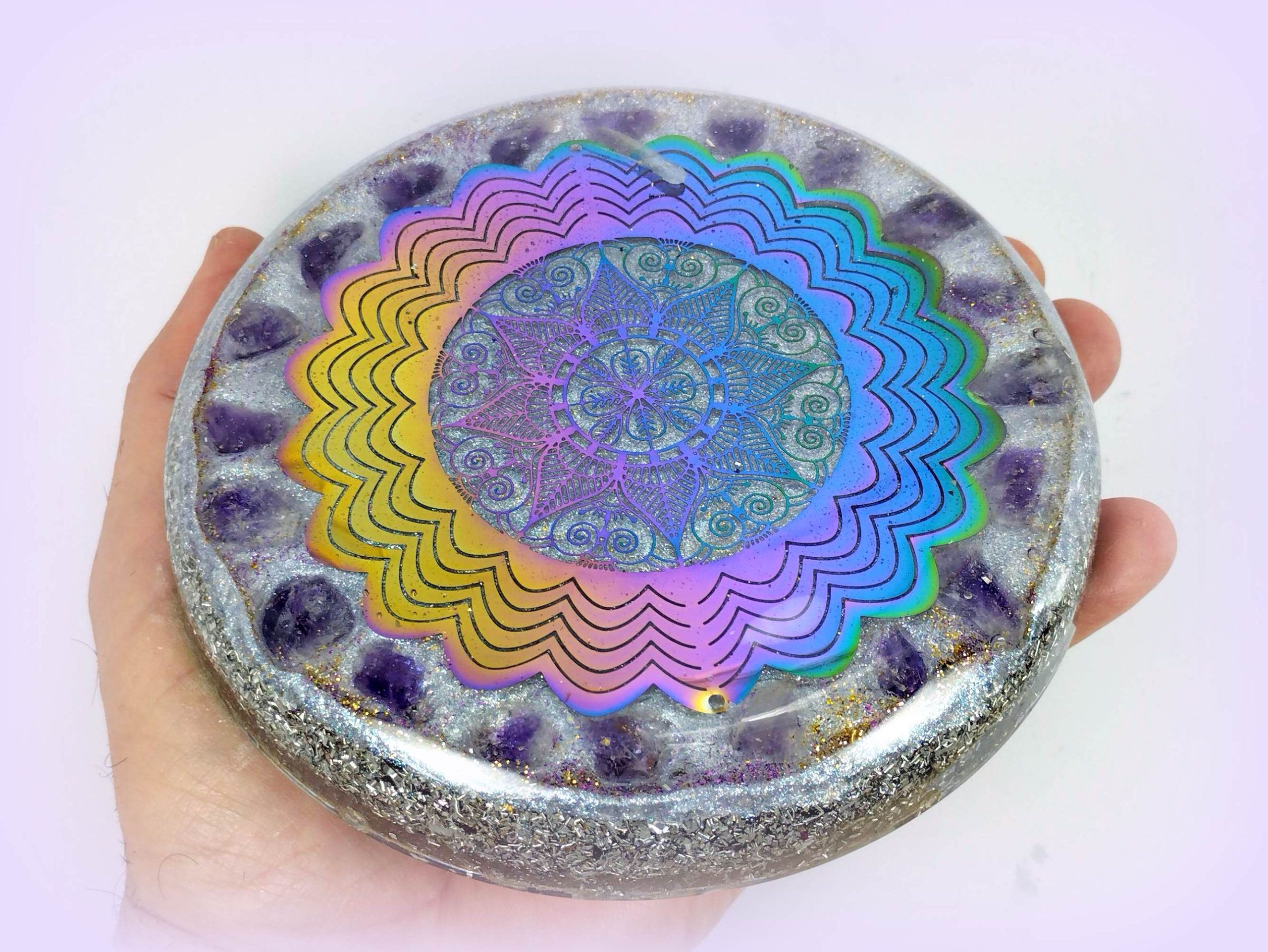 Plato de orgonita con AMATISTA y mandala metálico
